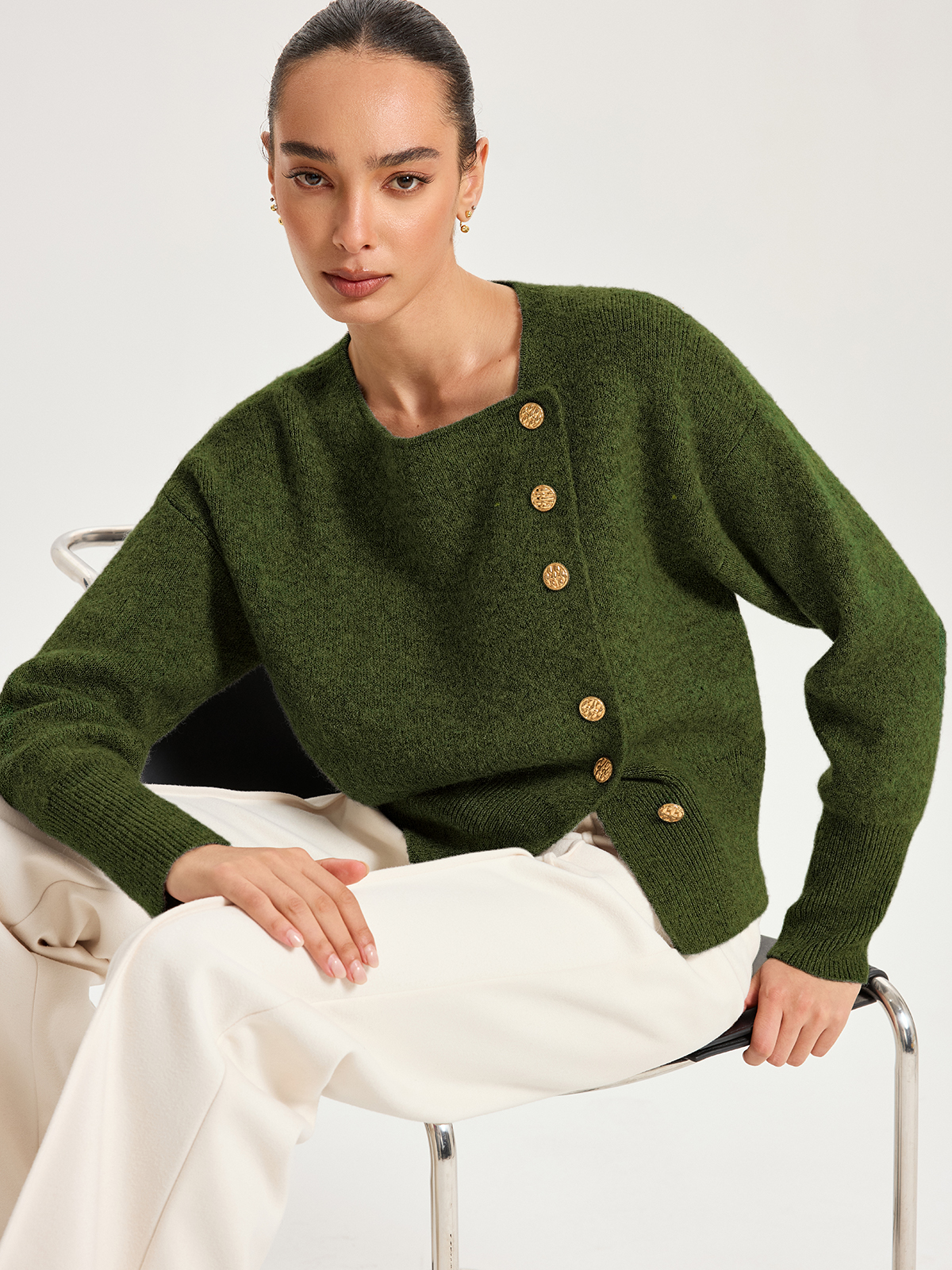 Asymmetrischer Strickcardigan aus Wollmix mit Metallknöpfen