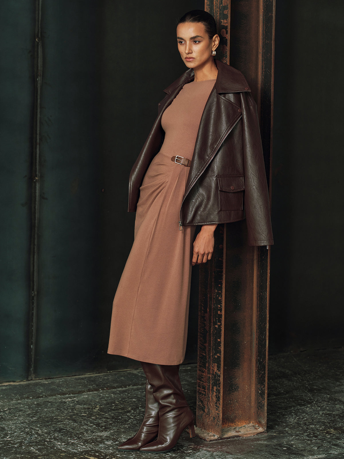 Ärmelloses Midikleid mit Raffungen und Schnallendetail