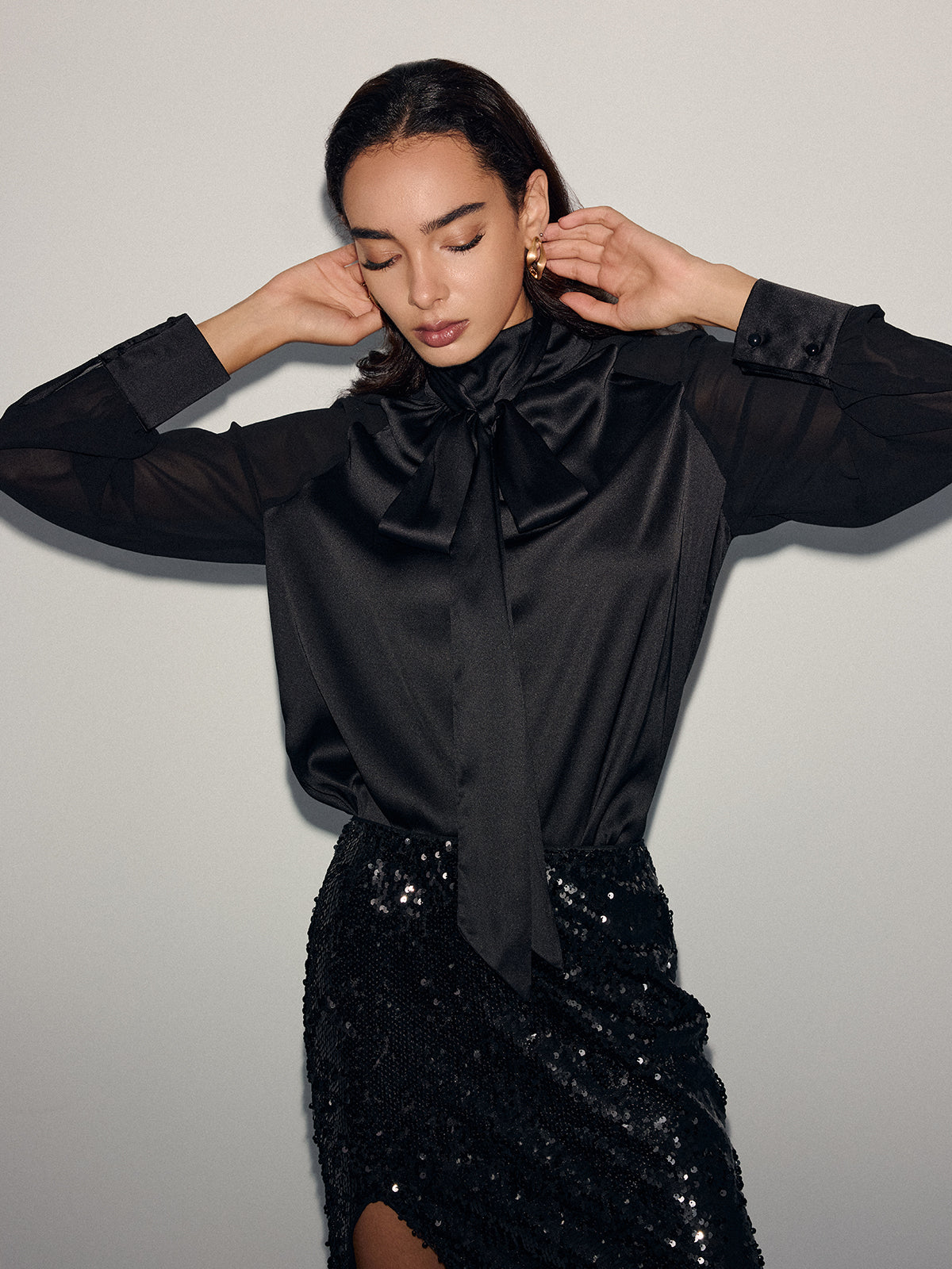 Satinbluse mit Schleife und transparenten Ärmeln