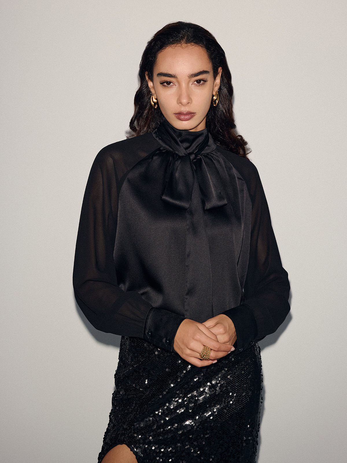 Satinbluse mit Schleife und transparenten Ärmeln