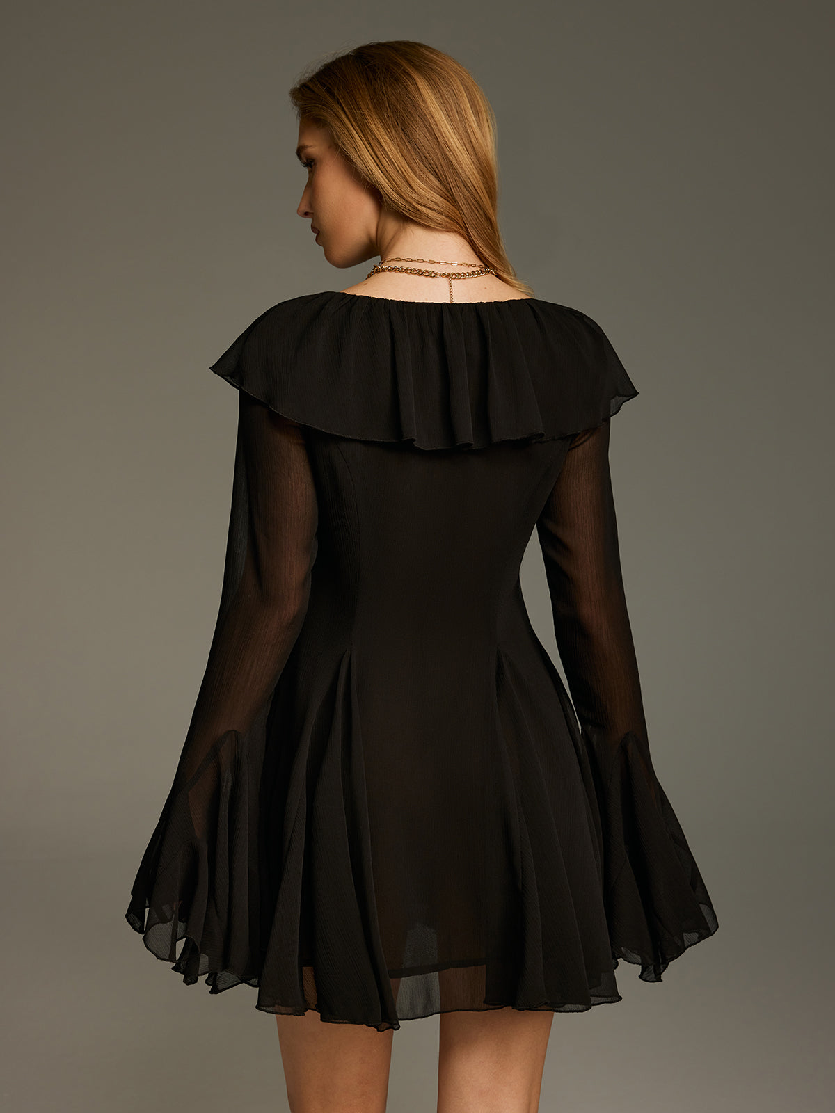 Chiffon-Minikleid mit Rüschen und ausgestellten Ärmeln