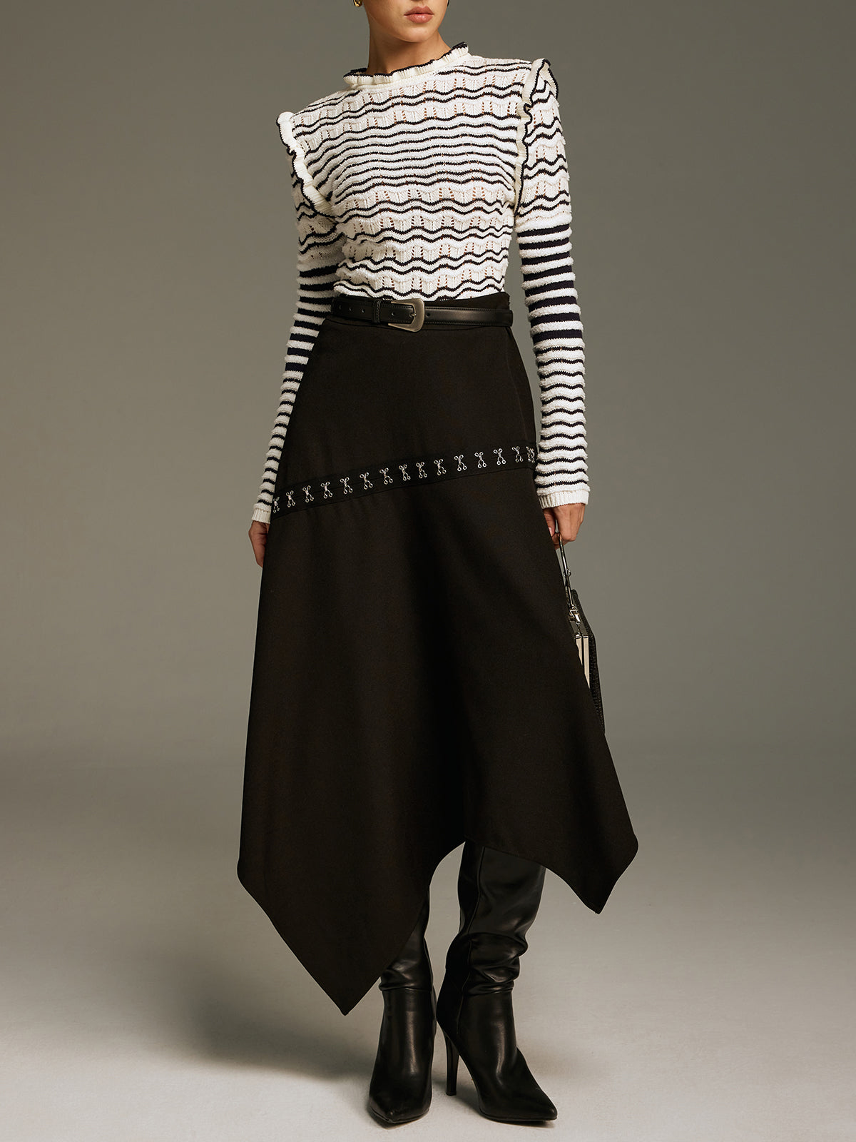 Rock mit asymmetrischem Saum und Metallschnalle