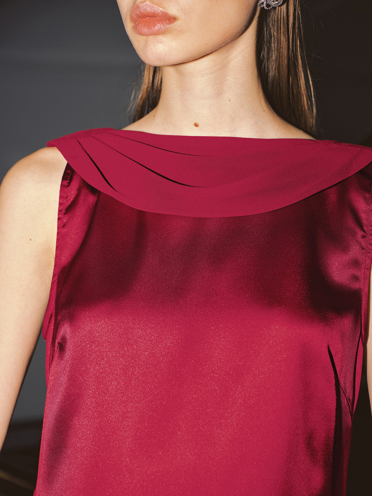 Mini-robe en satin dos nu à col bénitier