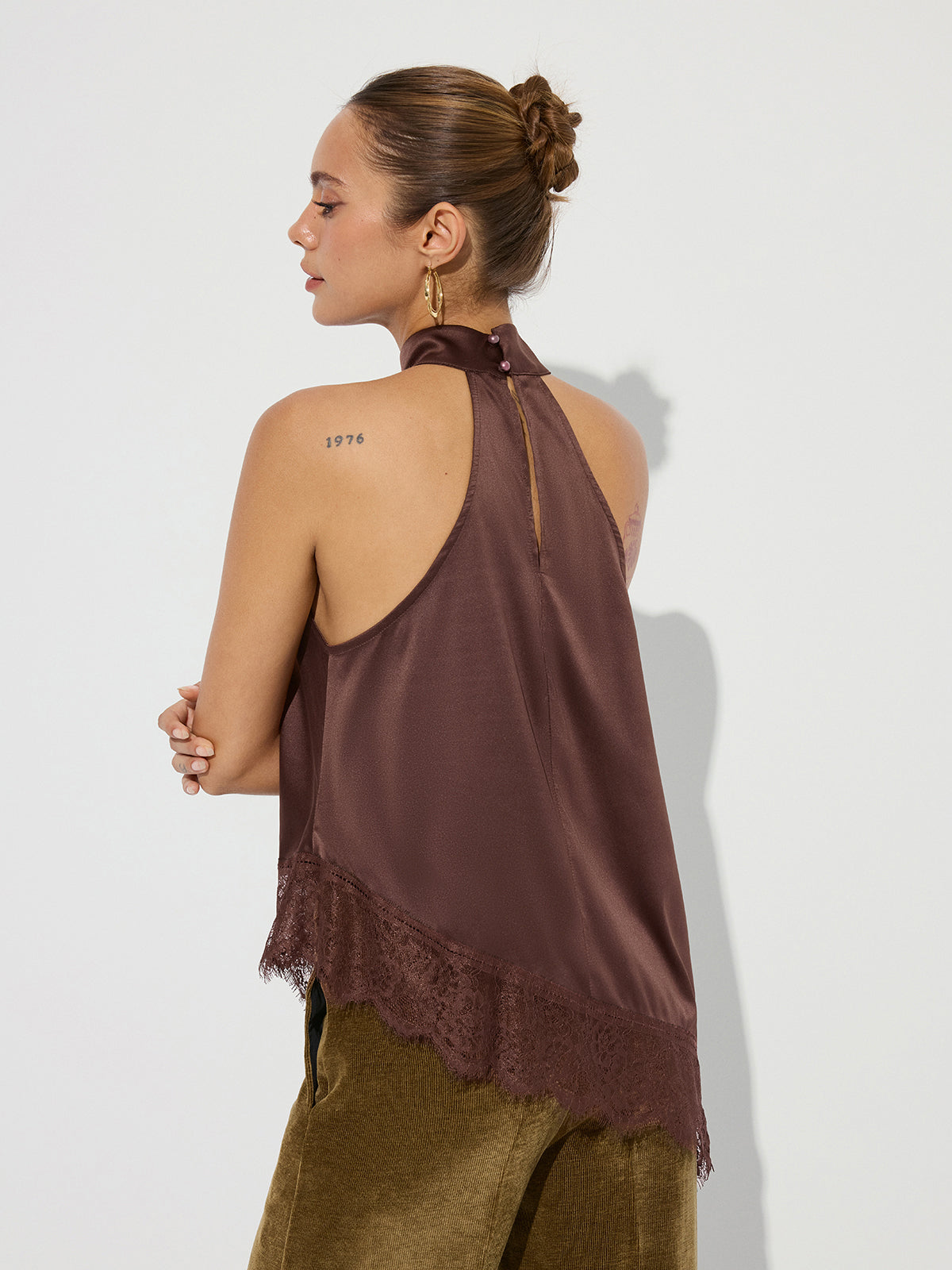 Asymmetrisches Satin-Neckholder-Top mit Spitzenbesatz