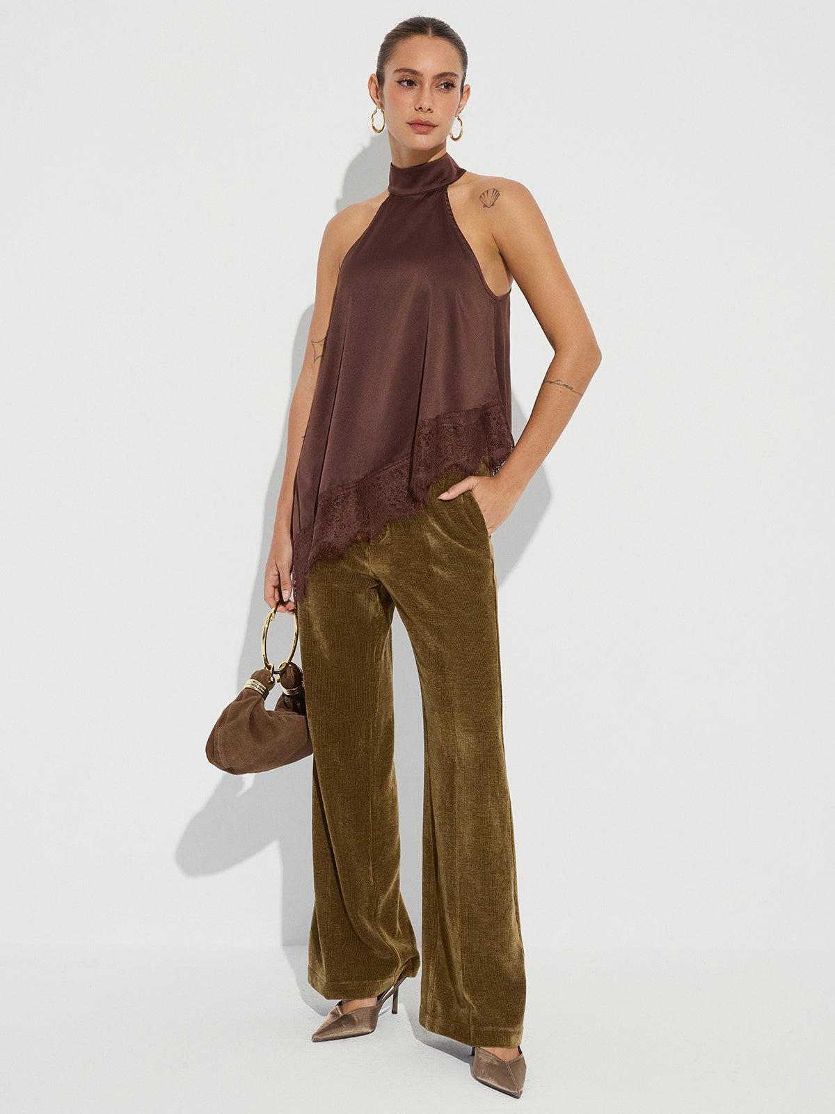 Asymmetrisches Satin-Neckholder-Top mit Spitzenbesatz