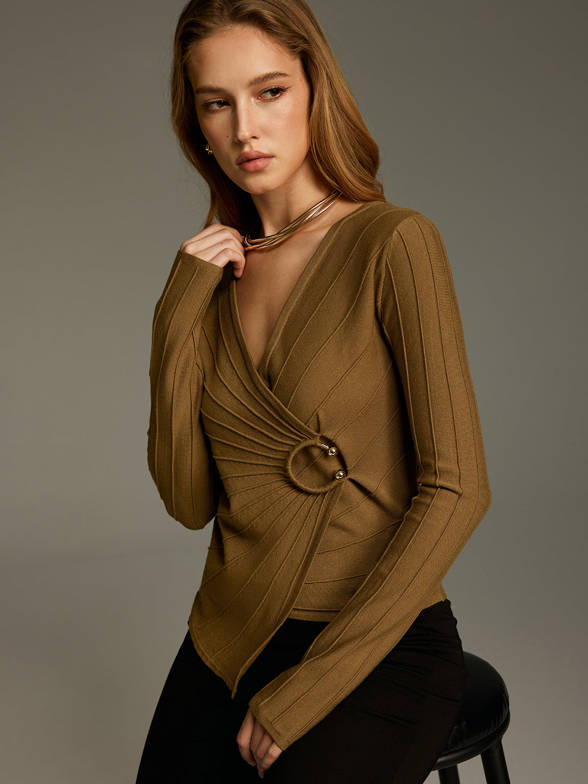 Asymmetrisches Wickelstrickoberteil mit Metalldetail