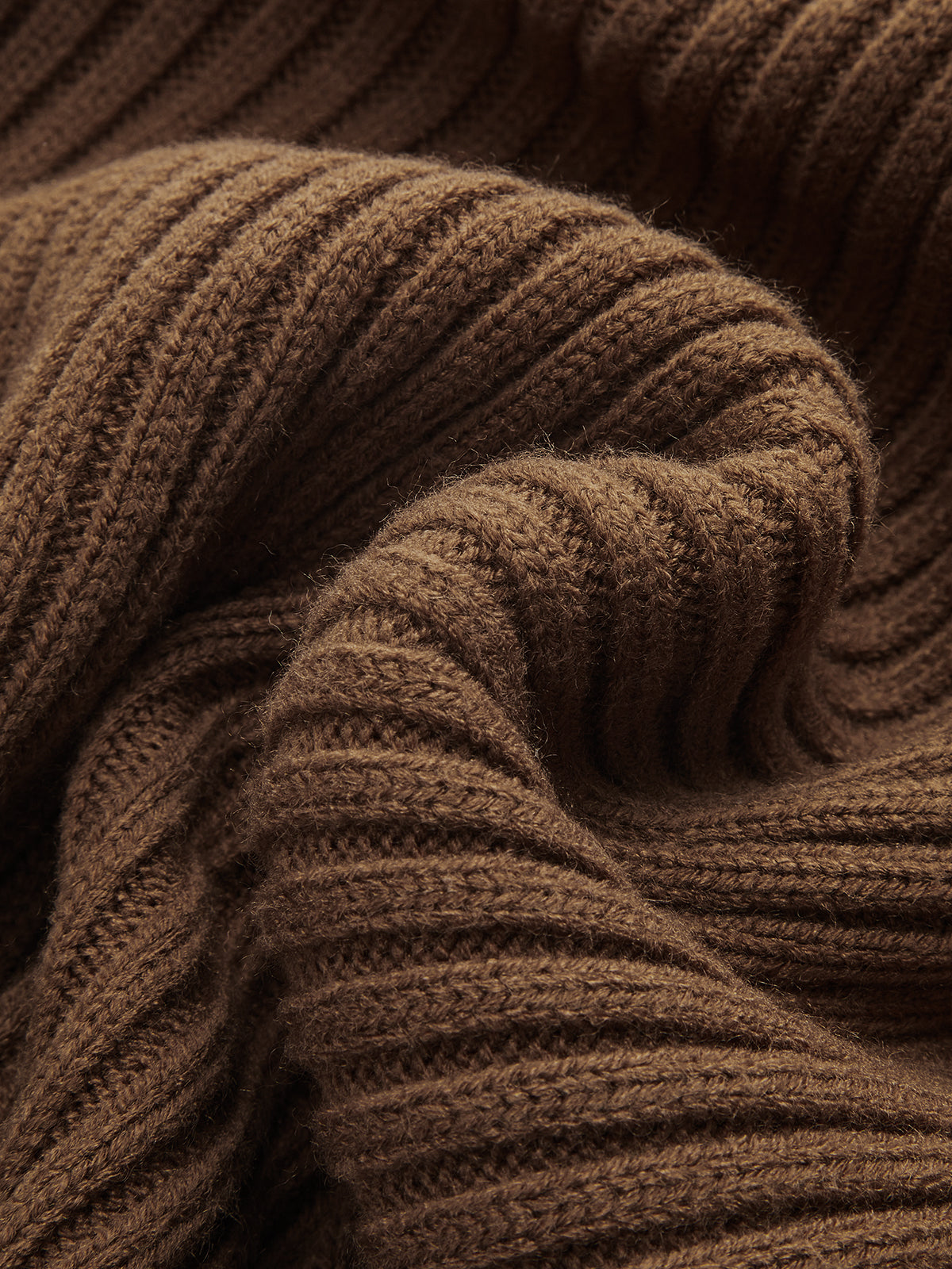 Zweiteiler aus Zopfstrickpullover und Strickkleid mit Spaghettiträgern