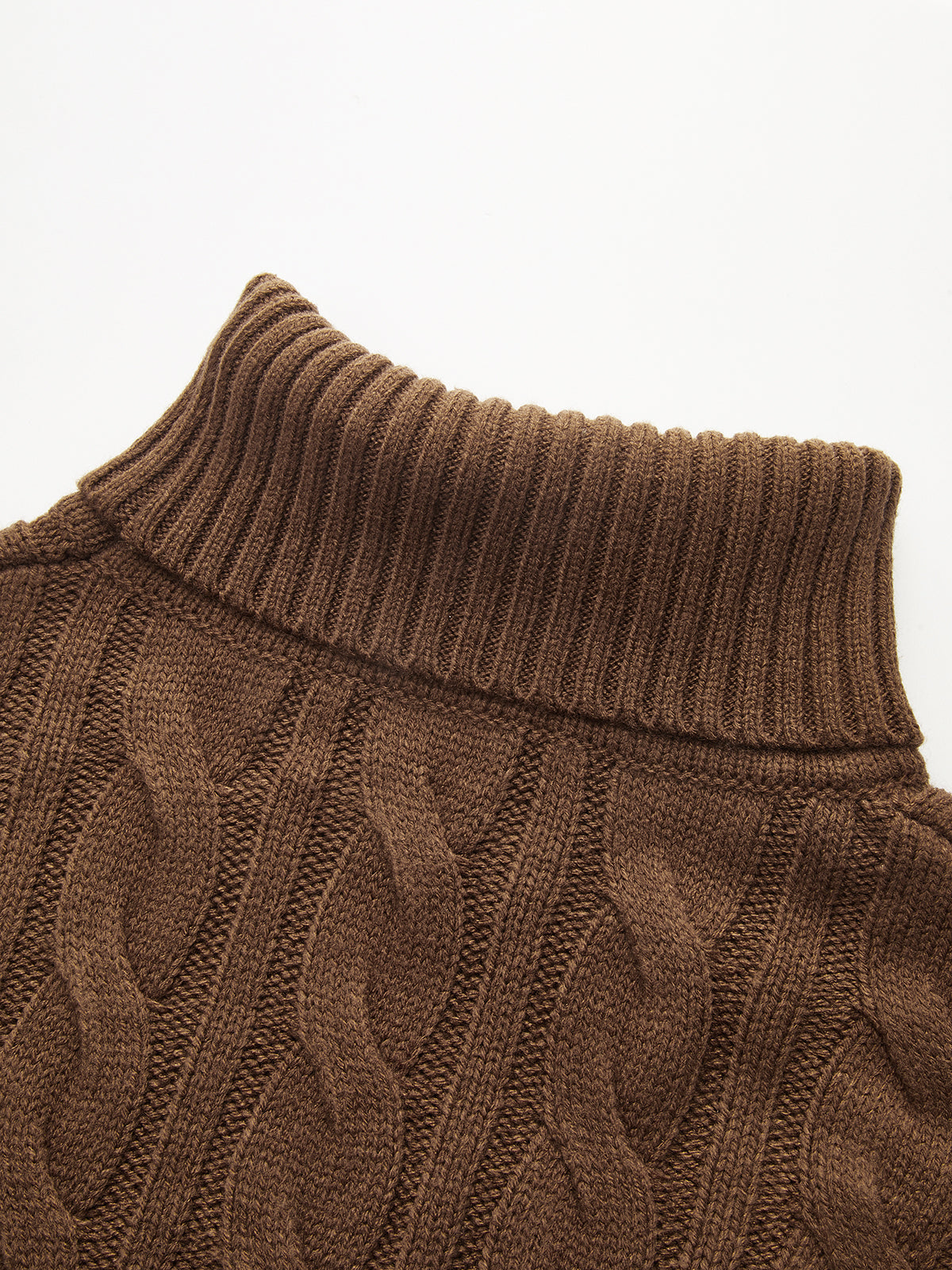Ensemble deux pièces pull en tricot torsadé et robe nuisette en tricot