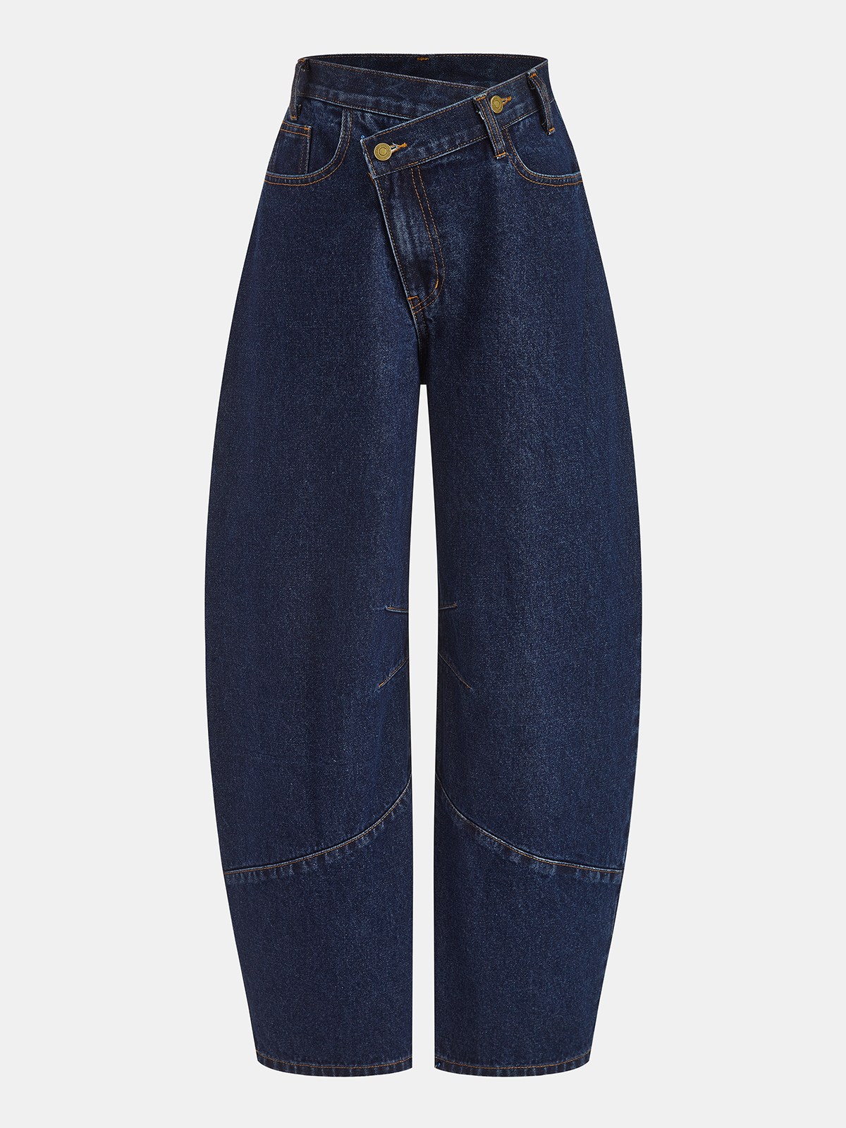 Jean à jambe incurvée et patte de boutonnage asymétrique