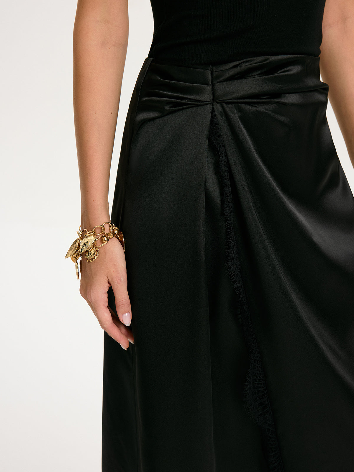 Ensemble top sans manches et jupe en satin bordée de dentelle