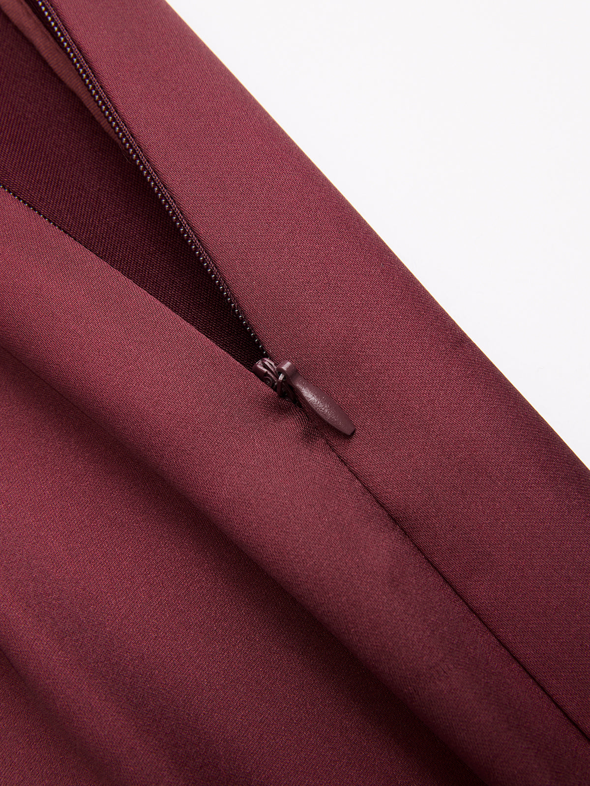 Satin-Midirock mit asymmetrischem Saum
