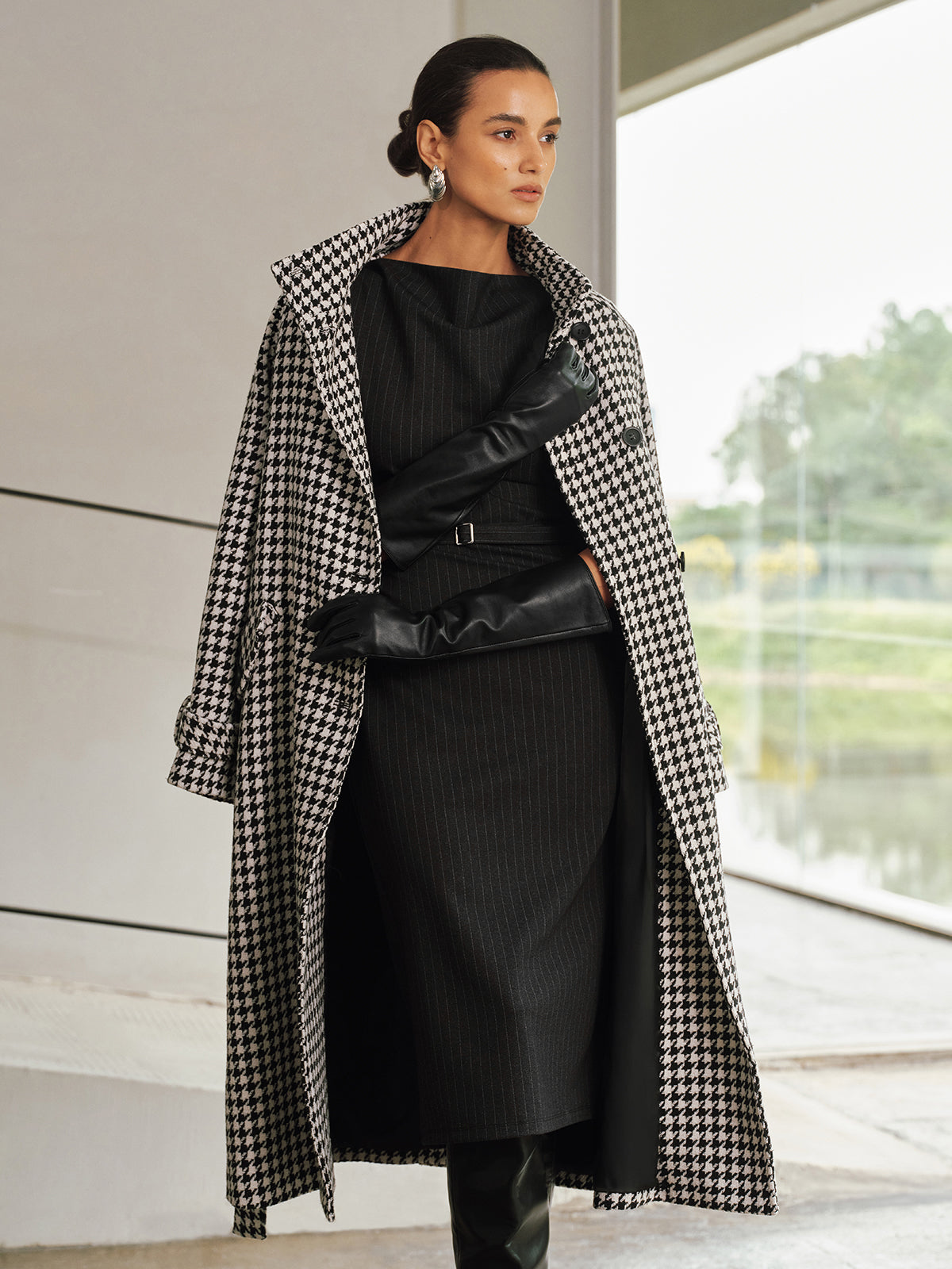 Nadelstreifen-Maxikleid mit Gürtel und Kappenärmeln