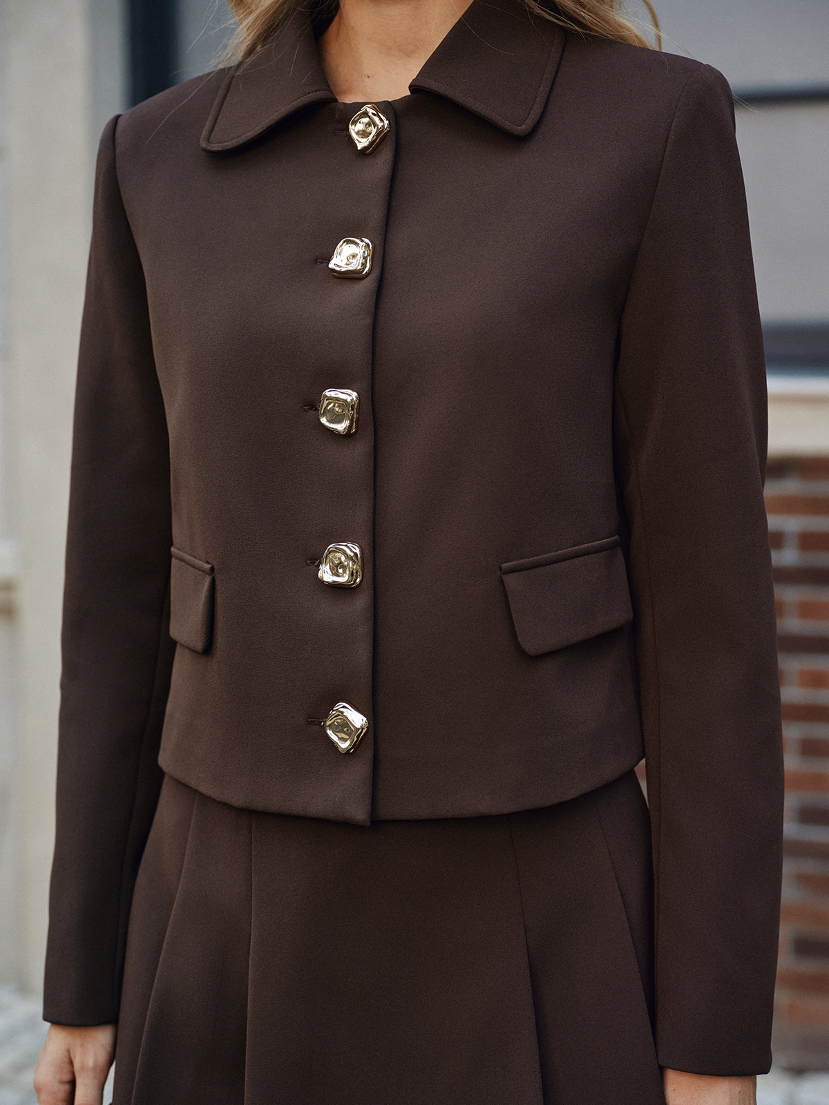 Jacke mit Kragen und Metallknöpfen