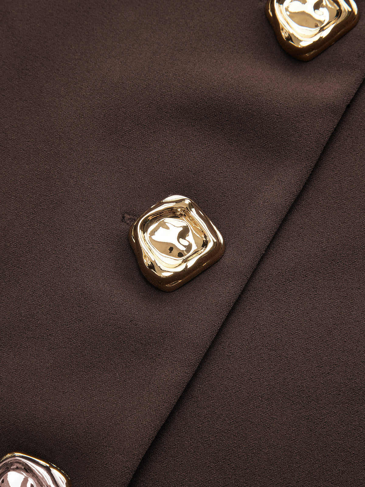 Jacke mit Kragen und Metallknöpfen