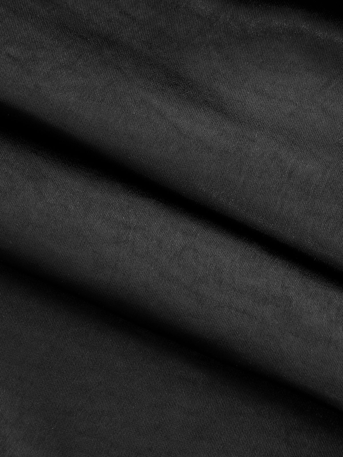Satin-Midirock mit asymmetrischem Schlitz