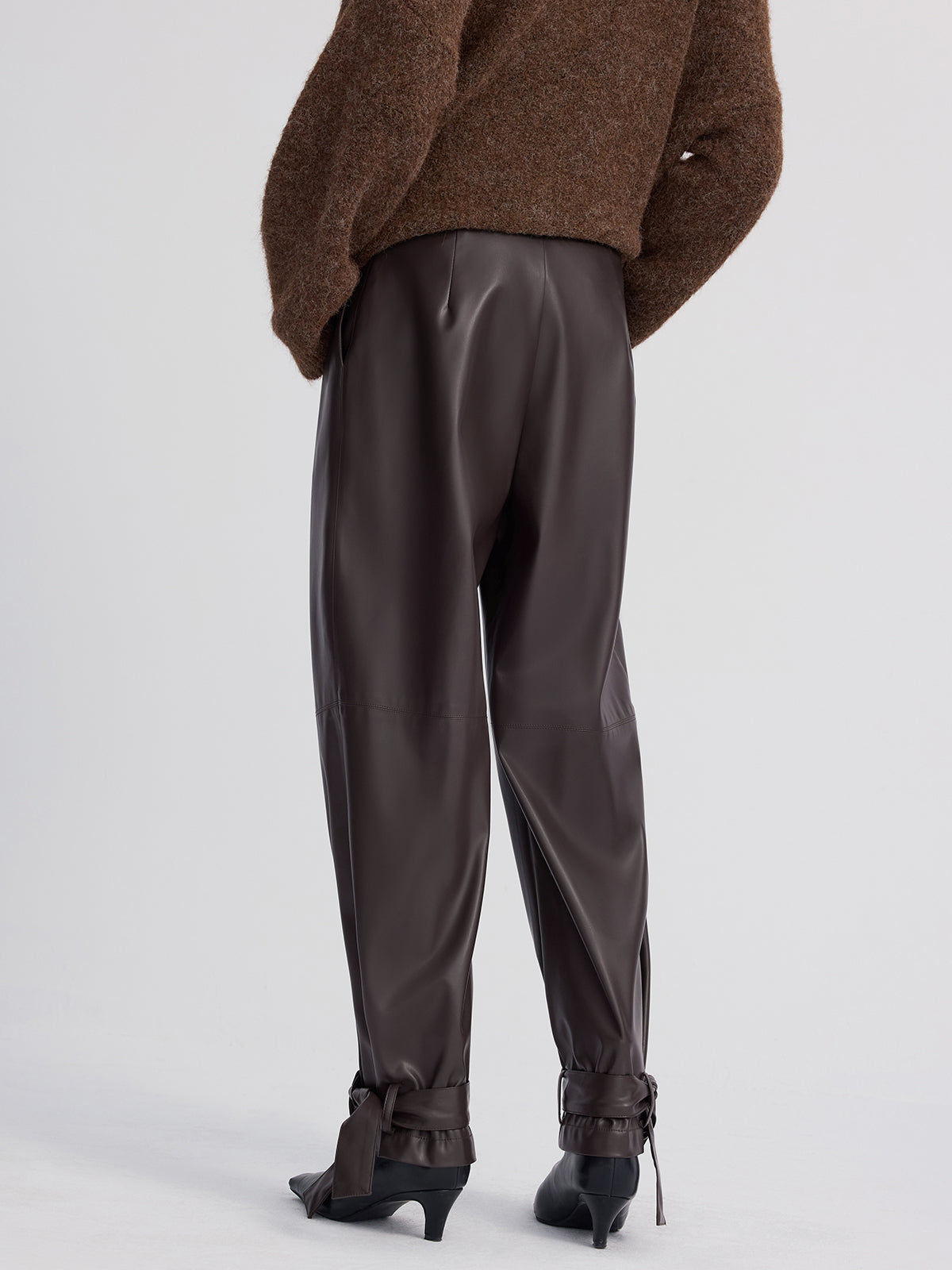 Kunstleder-Bundfaltenhose mit Manschettenbindung