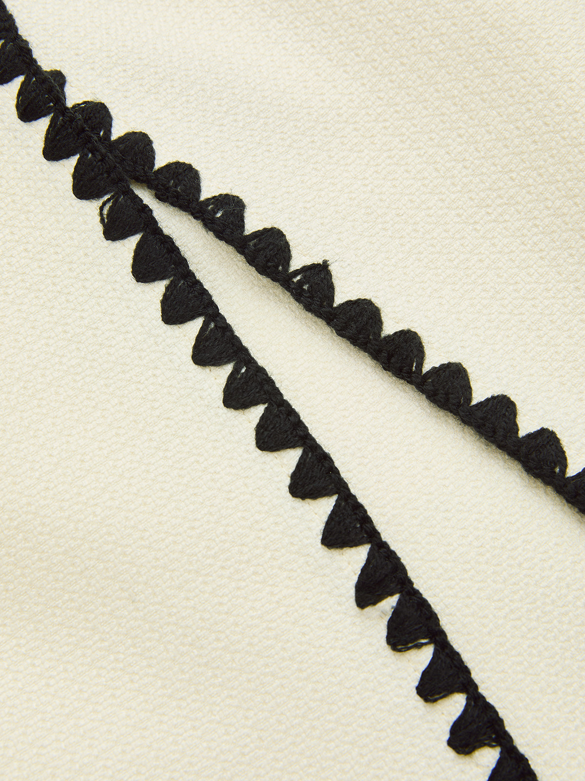 Asymmetrischer Minirock mit Muschelsaum