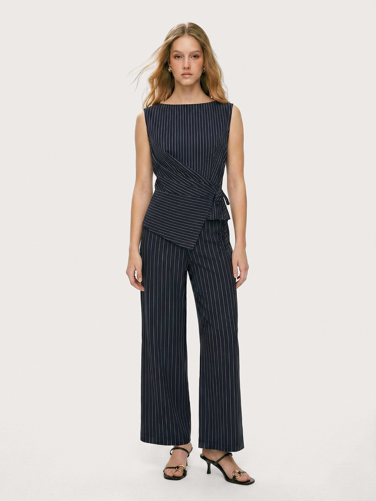 Ensemble top cache-cœur et pantalon large à fines rayures