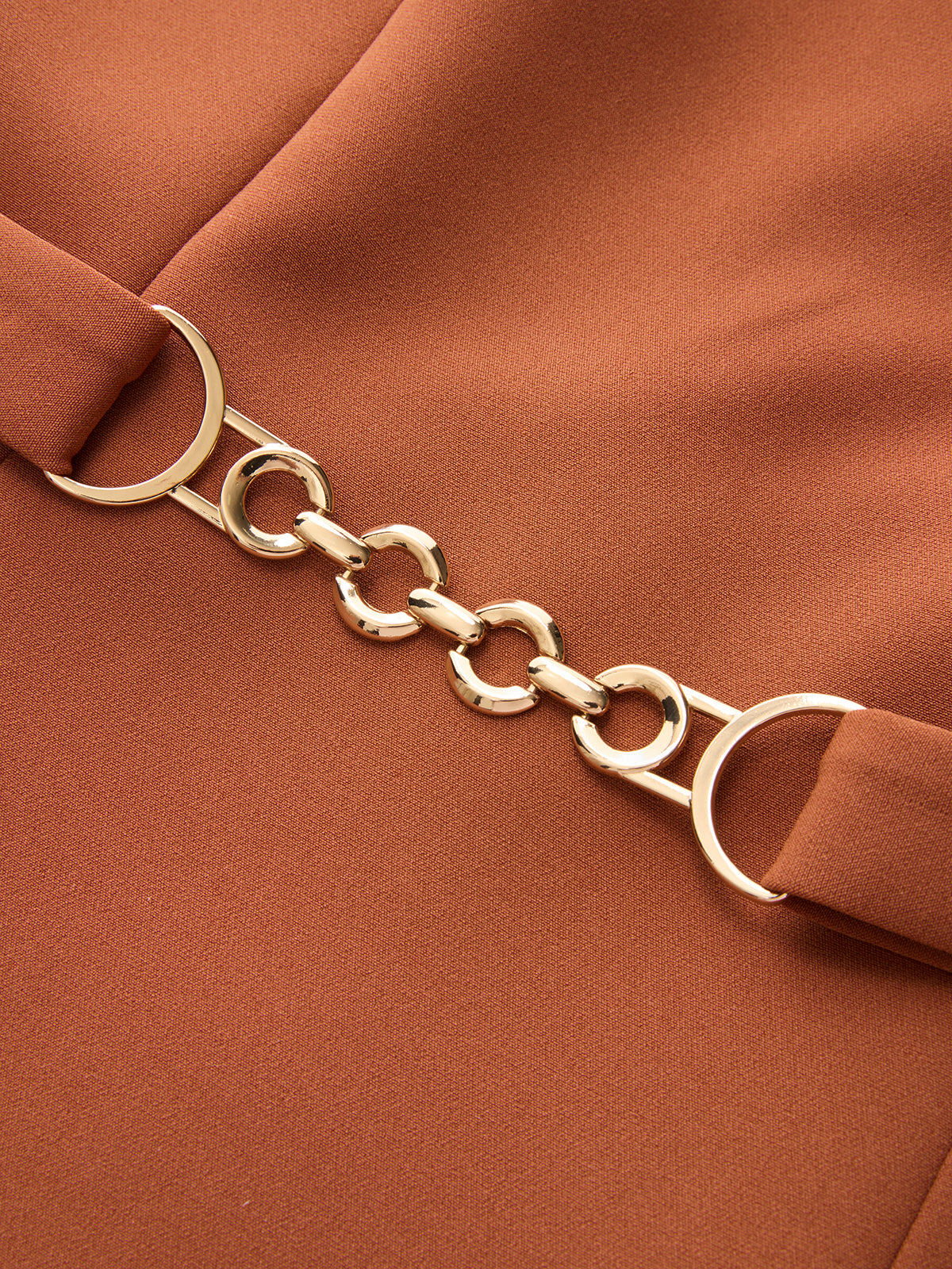 Mini-robe sans manches à encolure asymétrique et ceinture
