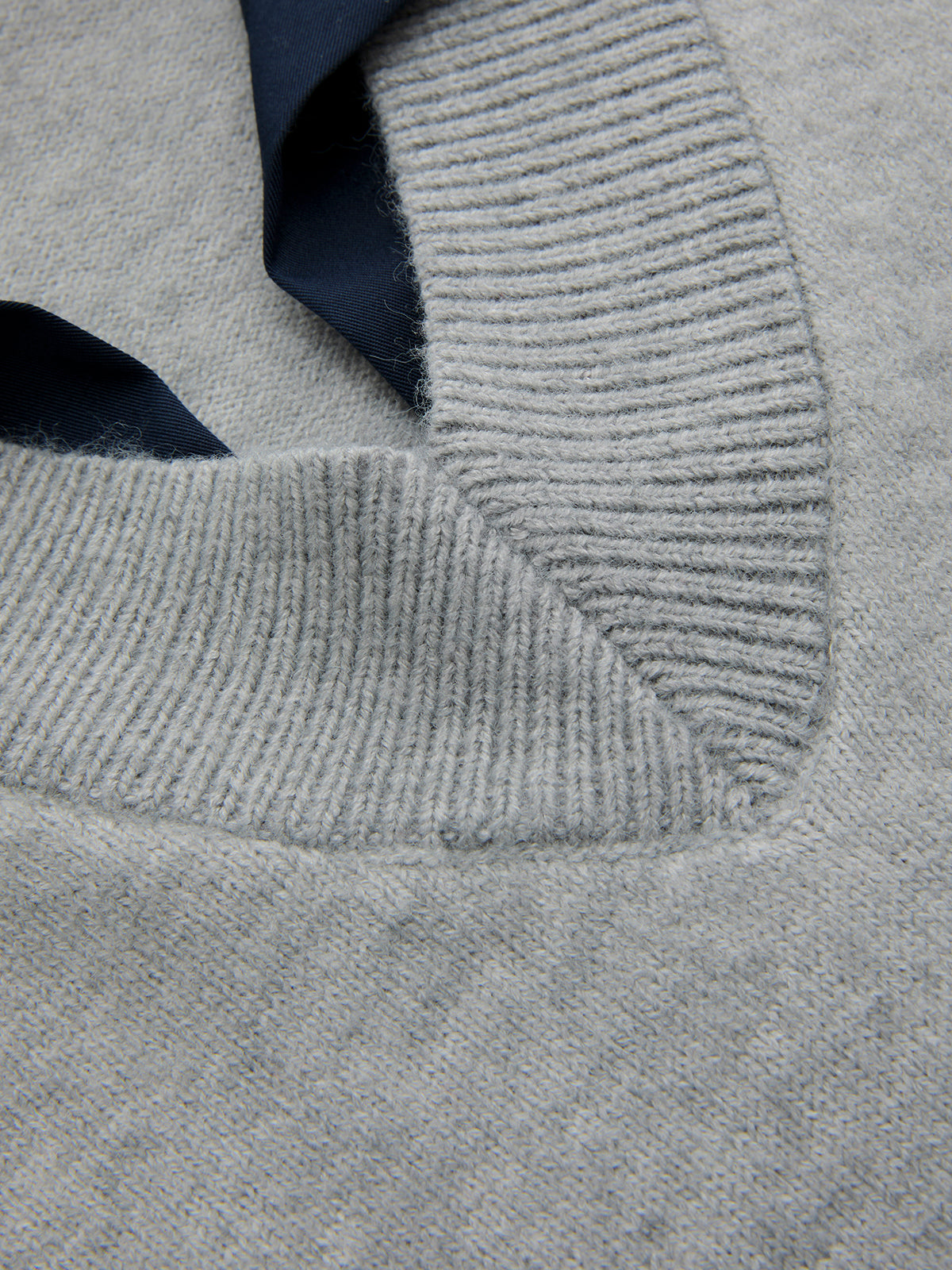 Stricktop mit Kontrastkragen und Ellenbogenärmeln