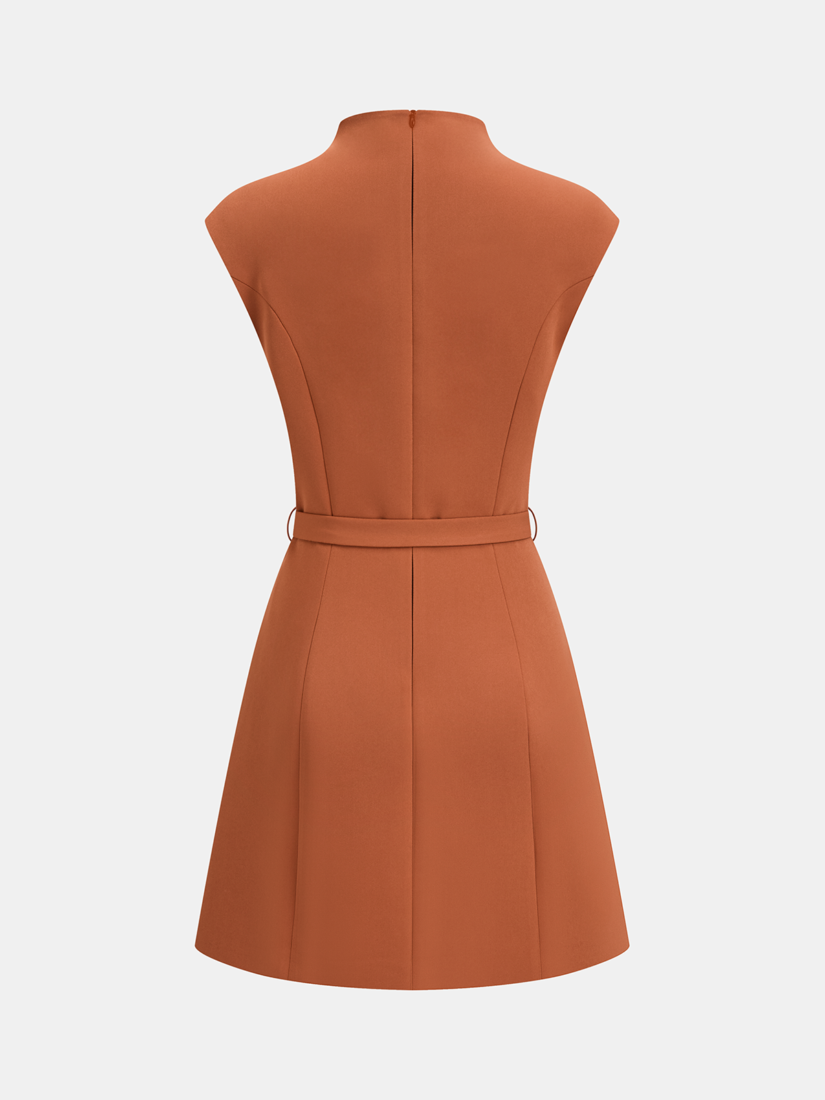 Mini-robe sans manches à encolure asymétrique et ceinture