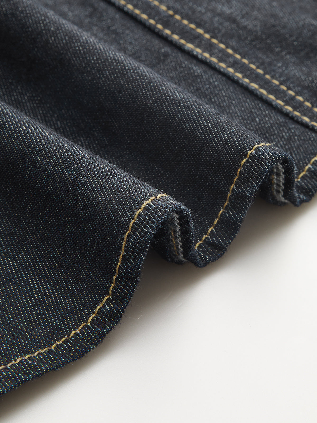 Top bustier en jean à surpiqûres contrastantes