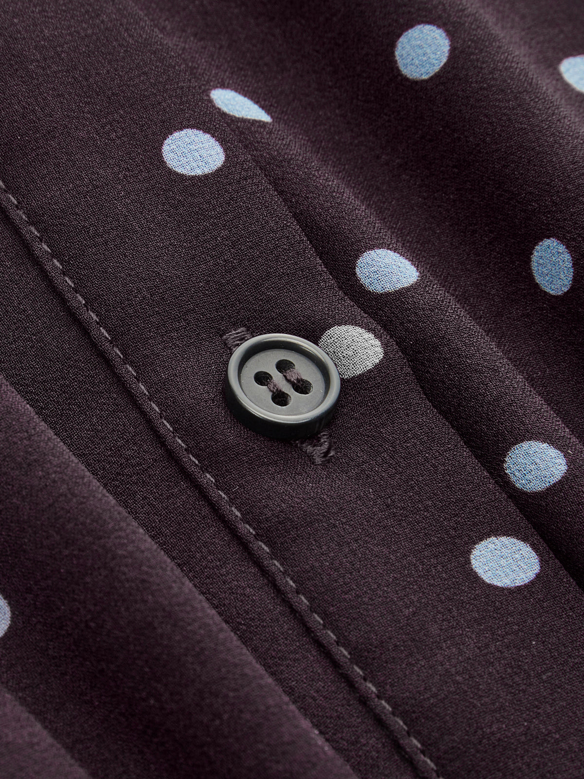 Robe longue en mousseline plissée à pois et col lavallière