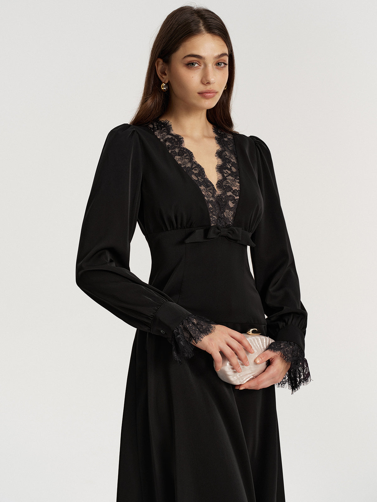 Robe mi-longue en satin à décolleté en V, dentelle et nœud