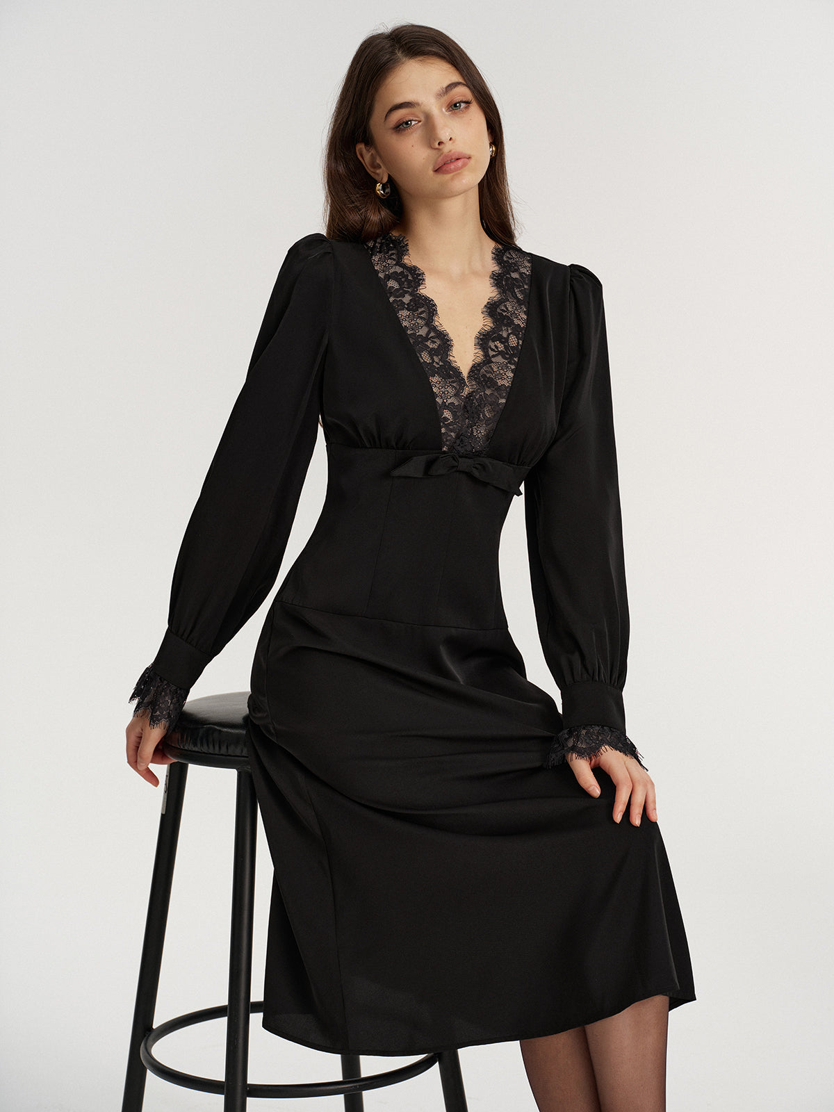 Robe mi-longue en satin à décolleté en V, dentelle et nœud