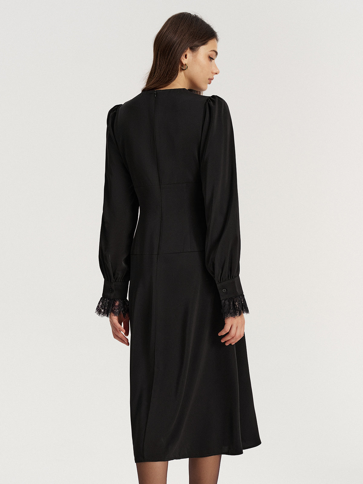 Robe mi-longue en satin à décolleté en V, dentelle et nœud