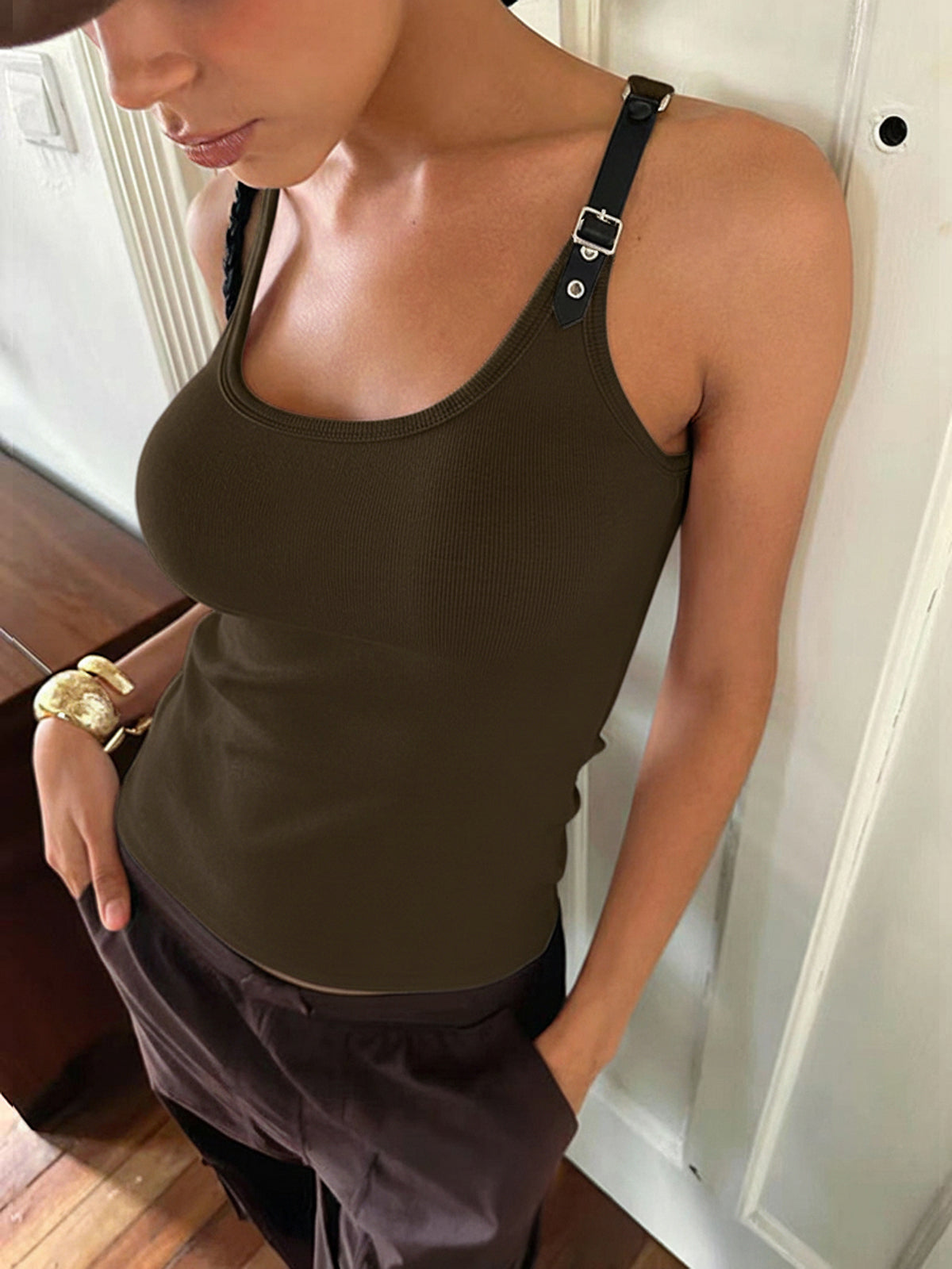 Geripptes dehnbares Kunstleder-Tanktop mit Schnalle im Vintage-Stil