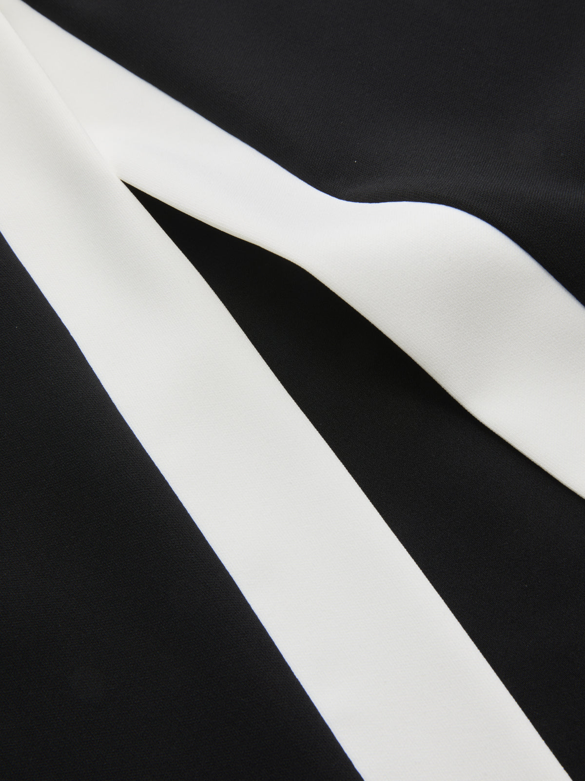Jupe midi color block avec détails métalliques