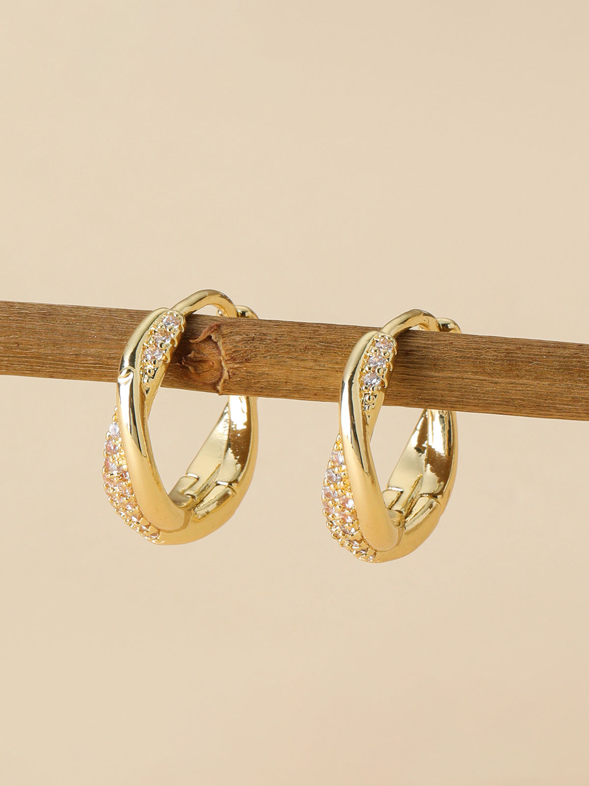 Boucles d'oreilles créoles torsadées avec zircon