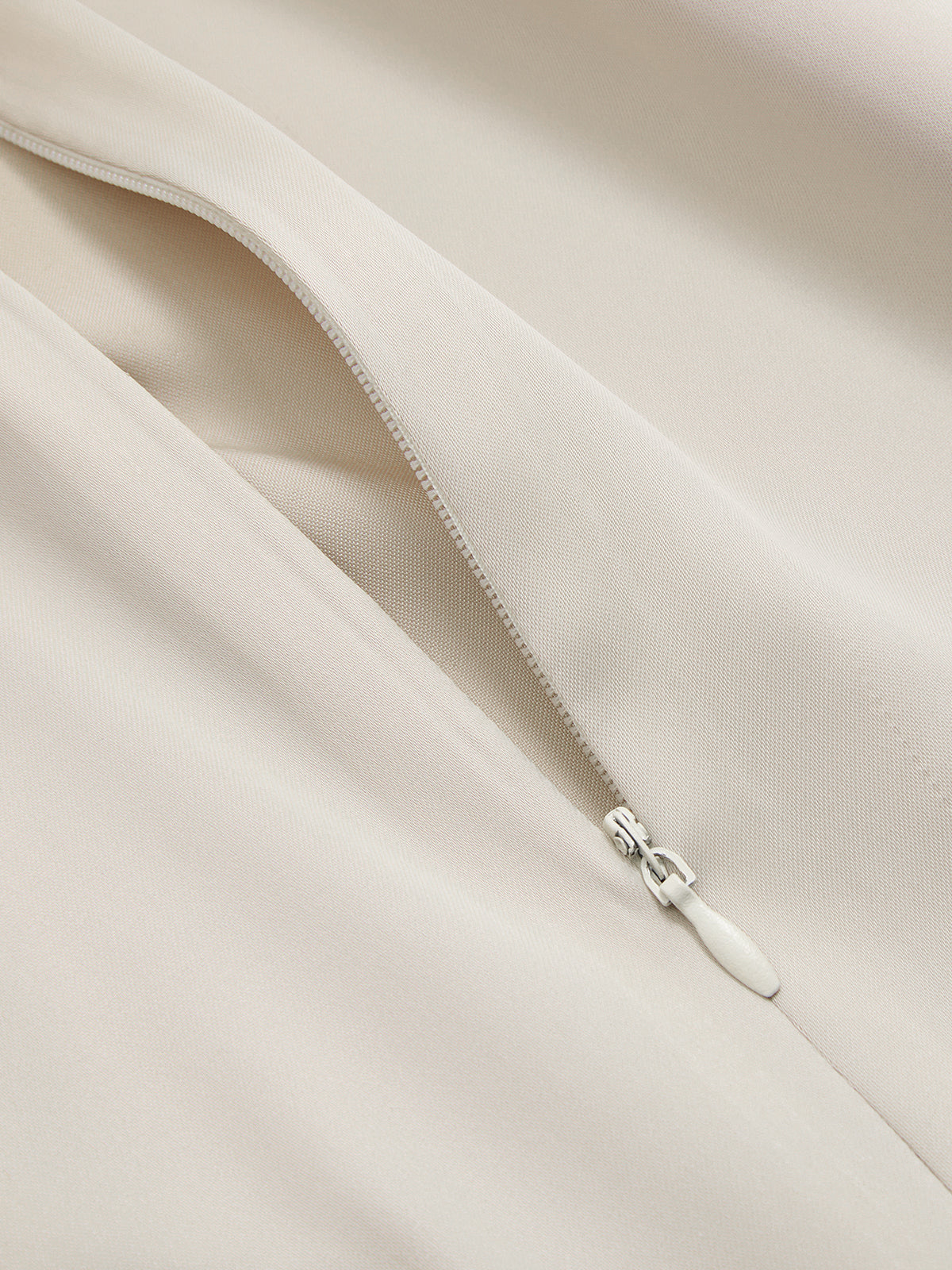 Satin-Set aus asymmetrischem, gerafftem Top und Midirock