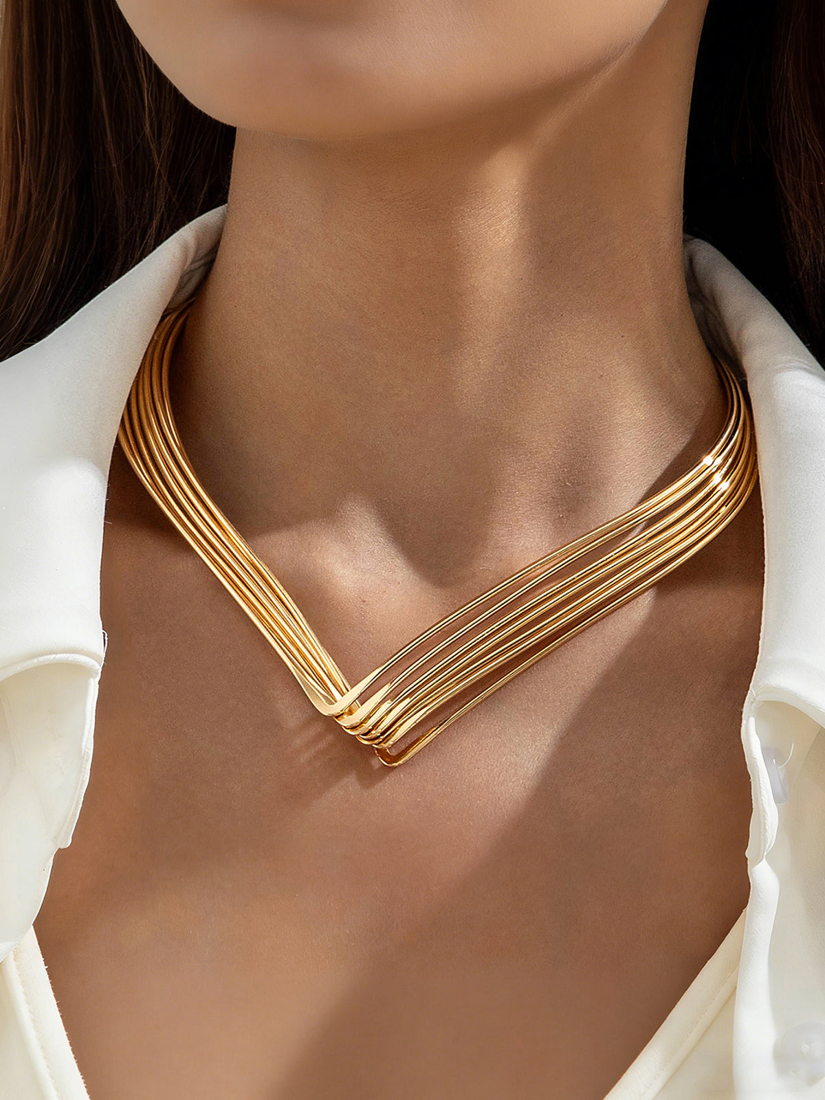 Collier ras-de-cou multibrins en V