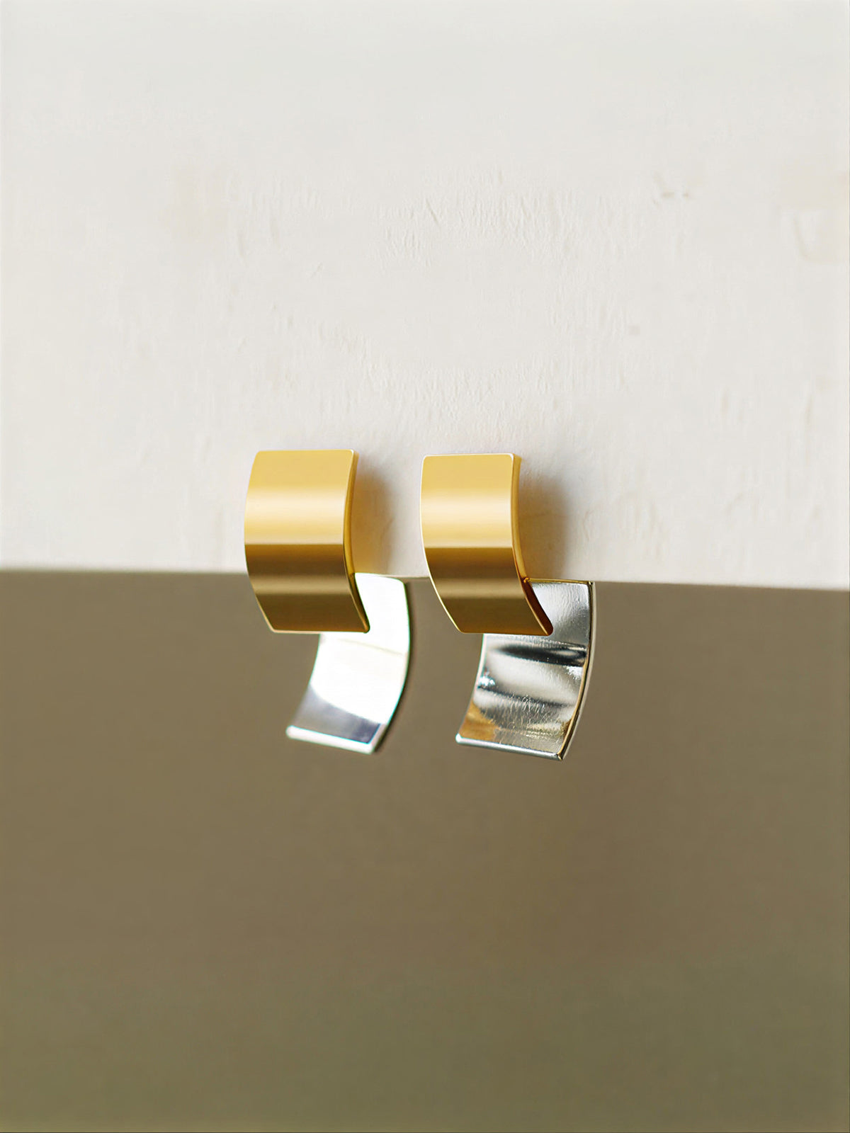 Zweifarbige minimalistische Kreolen