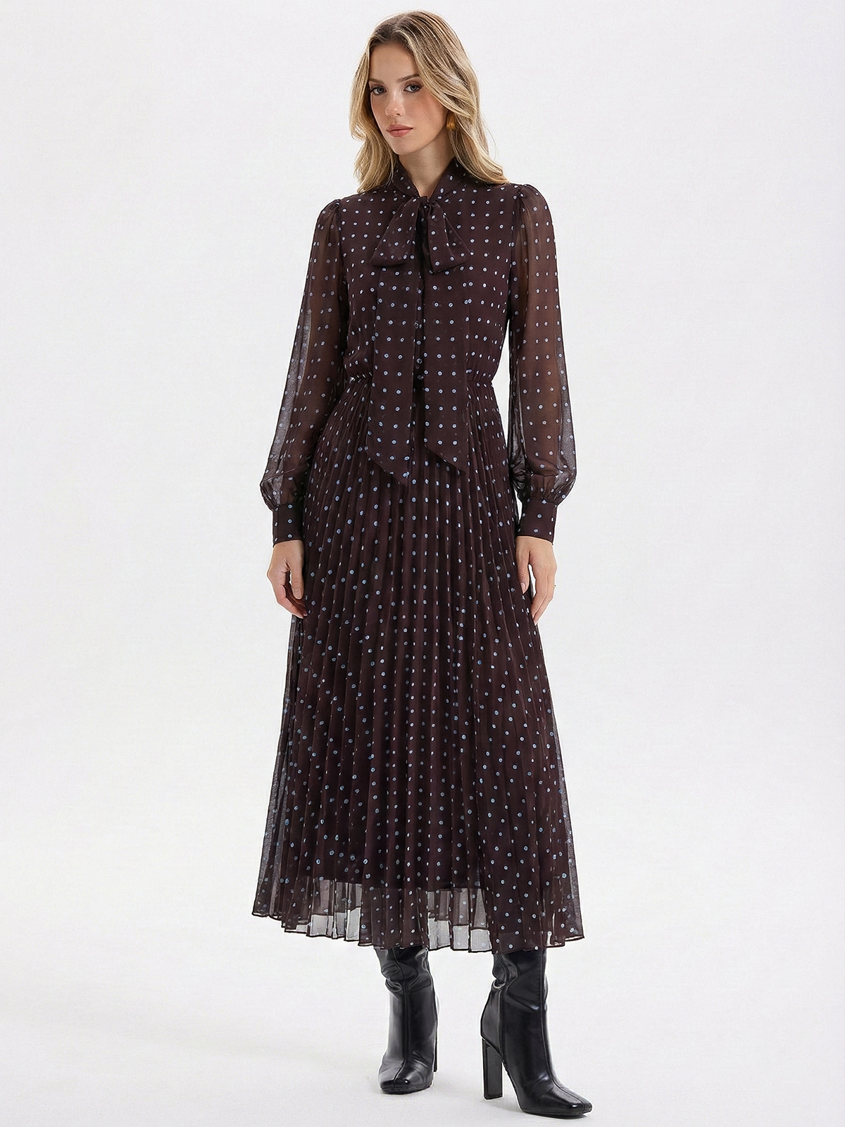 Robe longue en mousseline plissée à pois et col lavallière