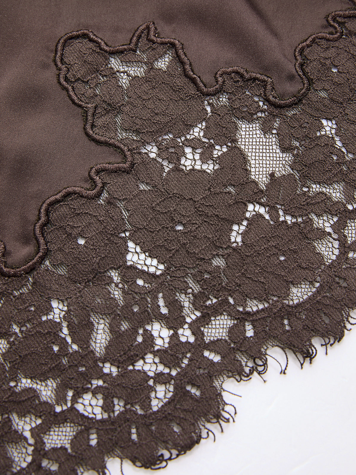 Set aus Satin-Oberteil mit Raffung in der Taille und Rock mit Spitzenbesatz