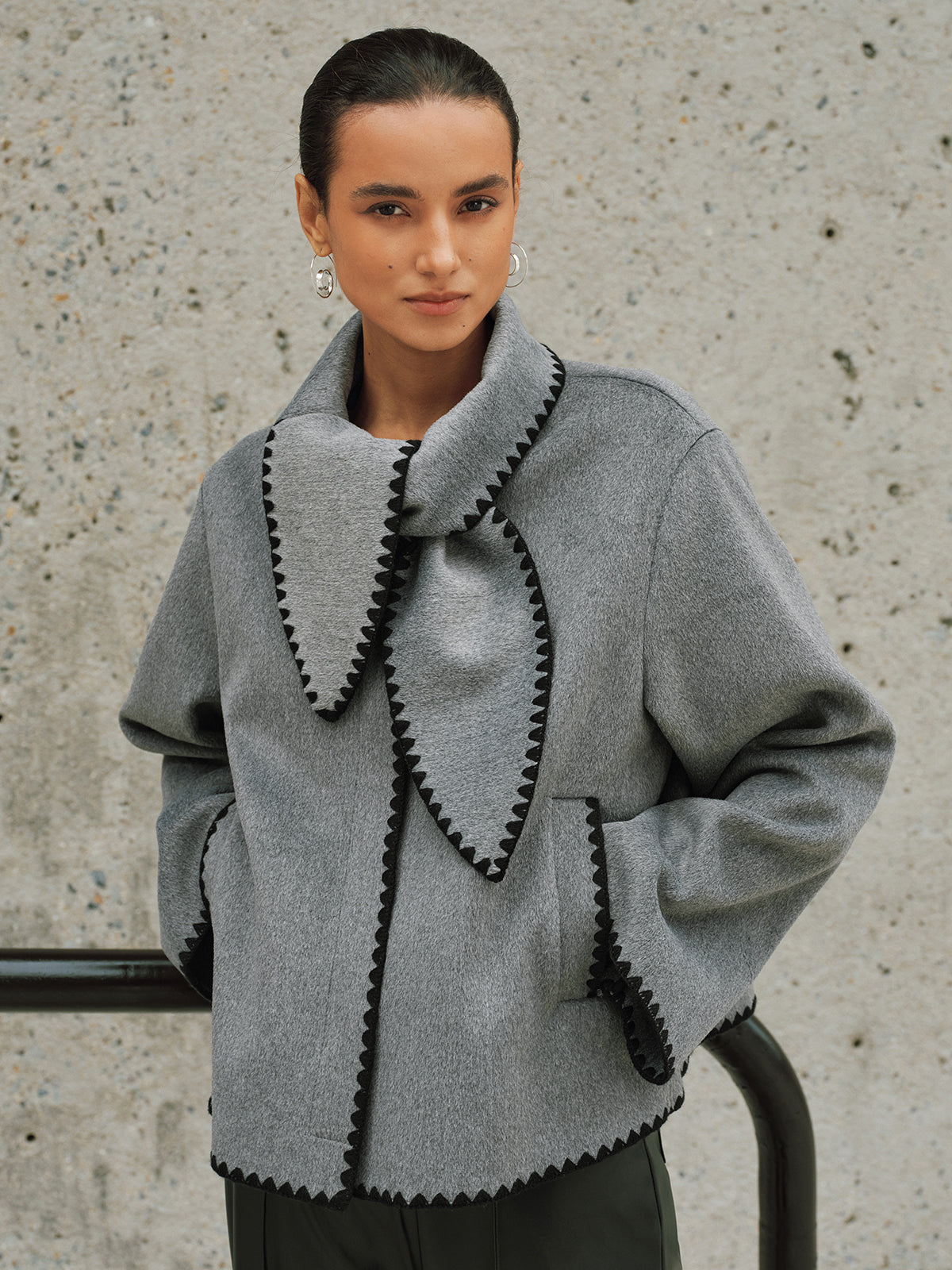Tweed-Mantel mit Kontrastbesatz und Knotendetail am Kragen
