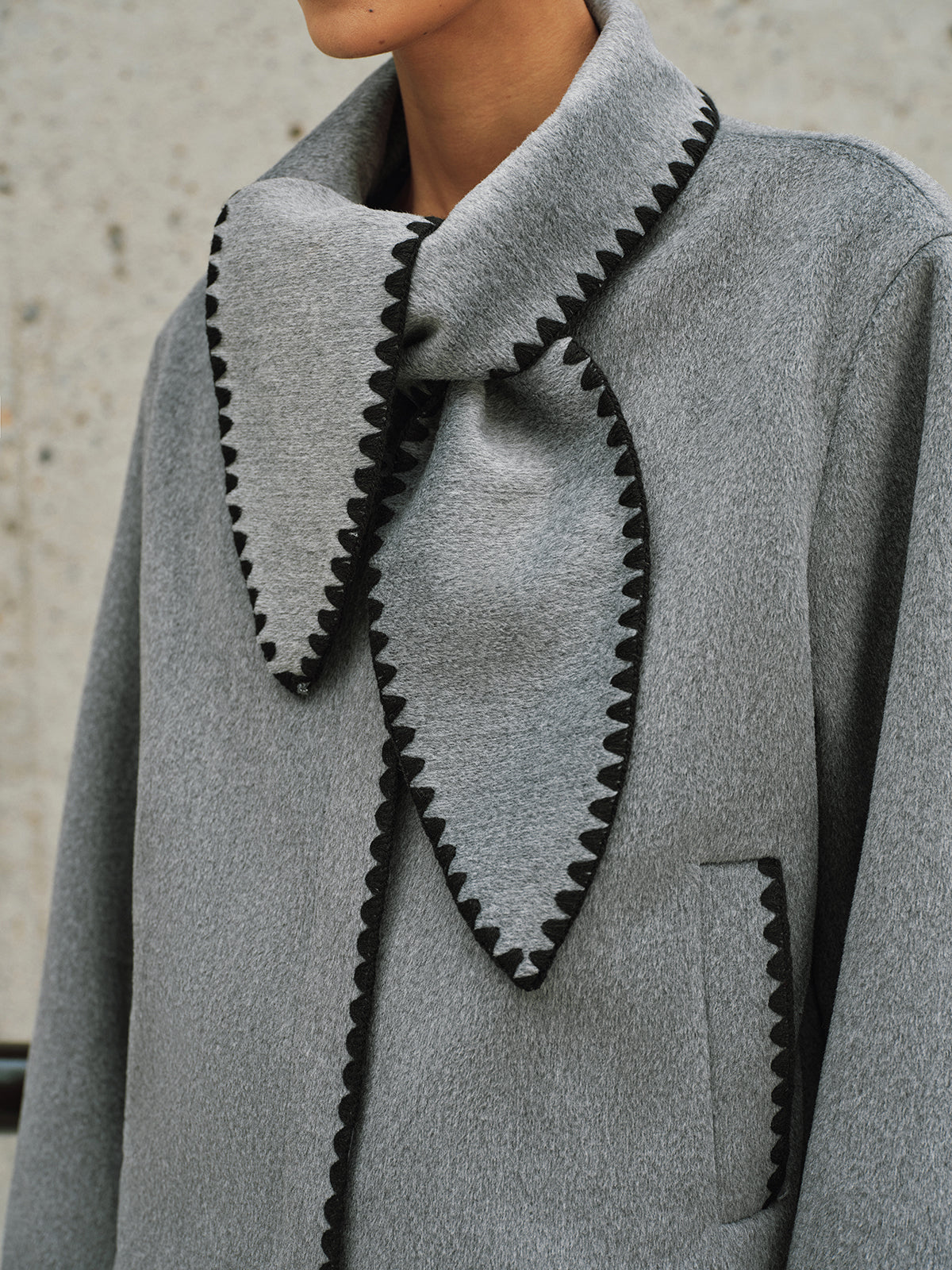 Tweed-Mantel mit Kontrastbesatz und Knotendetail am Kragen