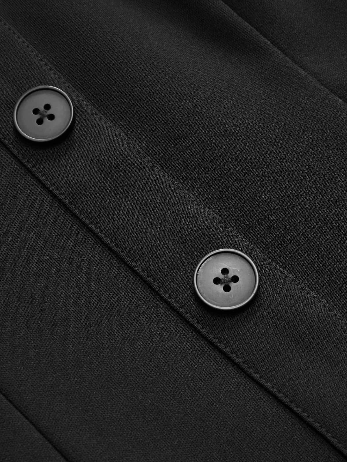 Cami-Kleid mit Knopfdetail und ausgestelltem Saum