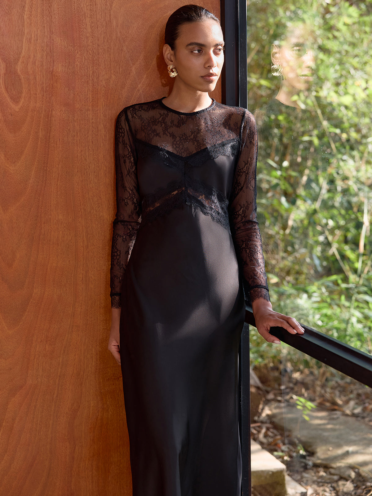 Robe midi en satin à empiècements en dentelle transparente