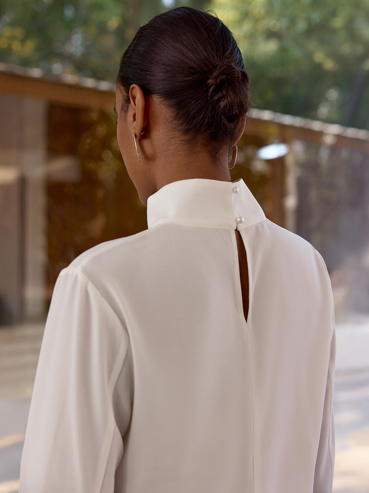 Ensemble blouse à col montant et mini-jupe bordée de dentelle