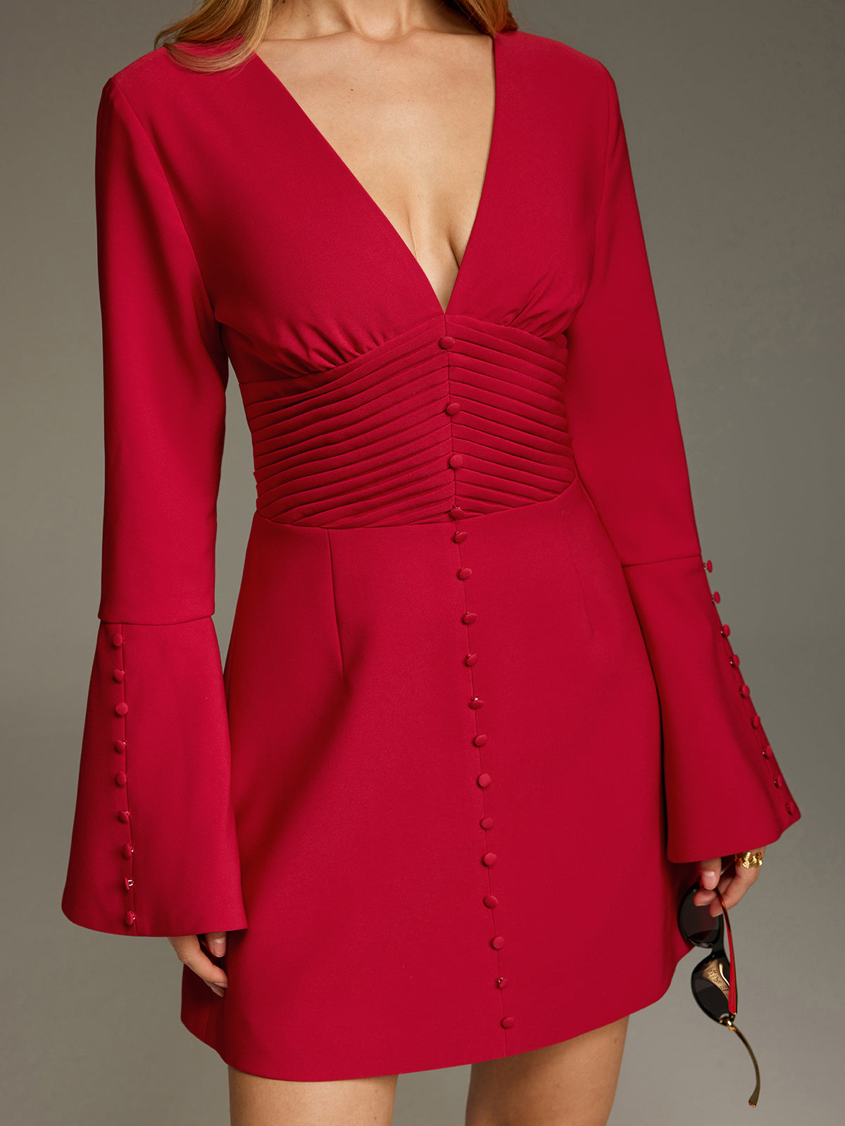 Mini-robe à col en V profond, froncée et à manches cloche
