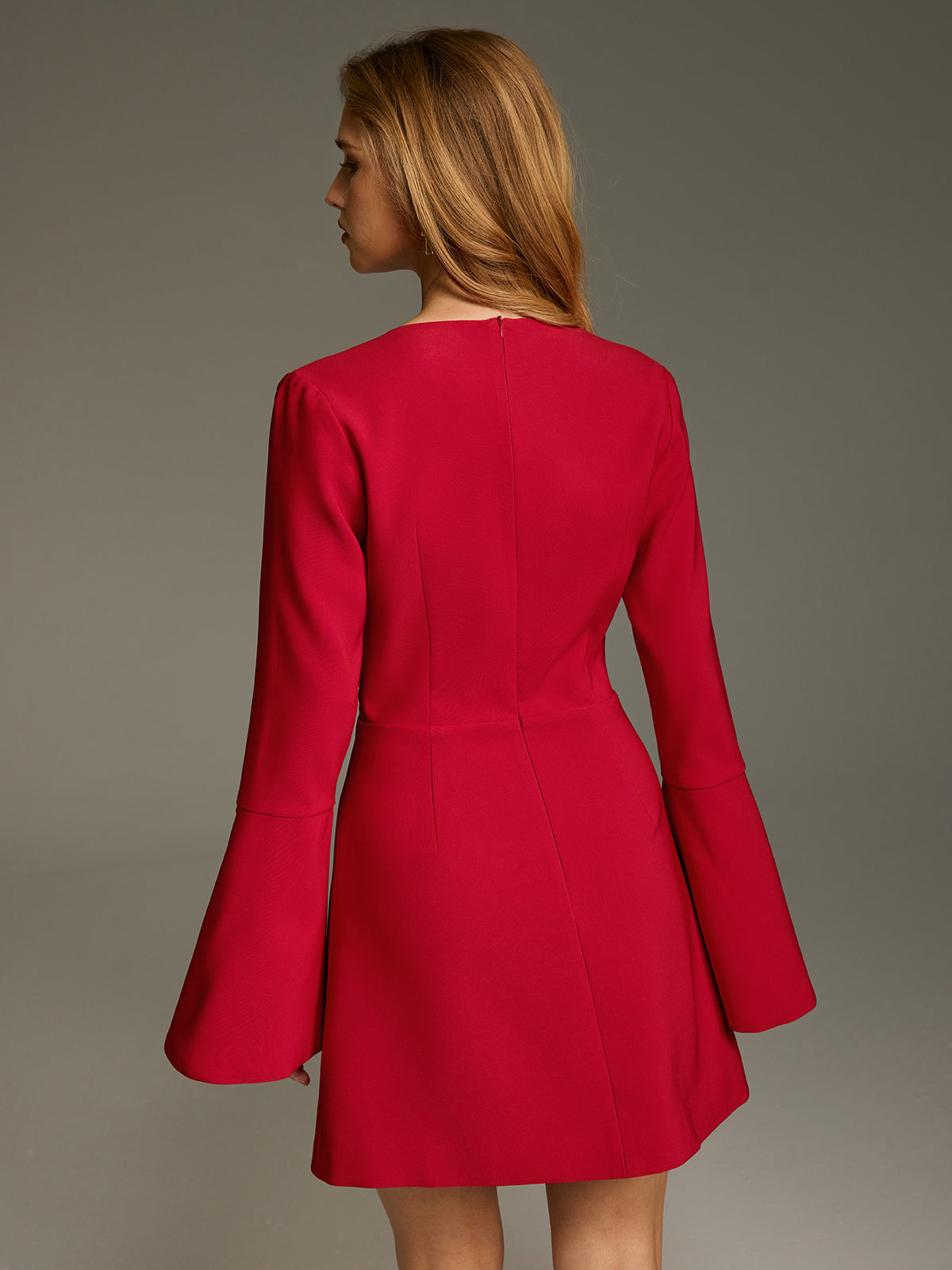 Mini-robe à col en V profond, froncée et à manches cloche