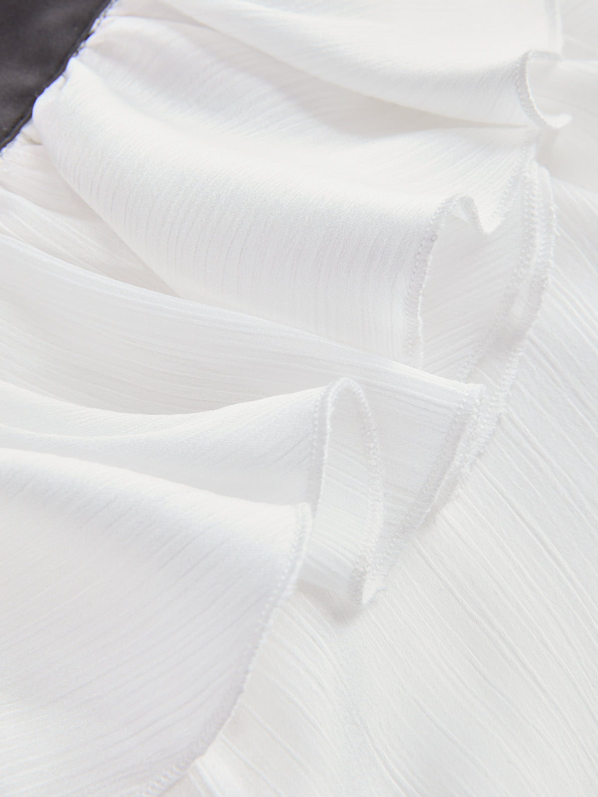 Bluse mit Schleifenkragen, Rüschen und ausgestellten Ärmeln