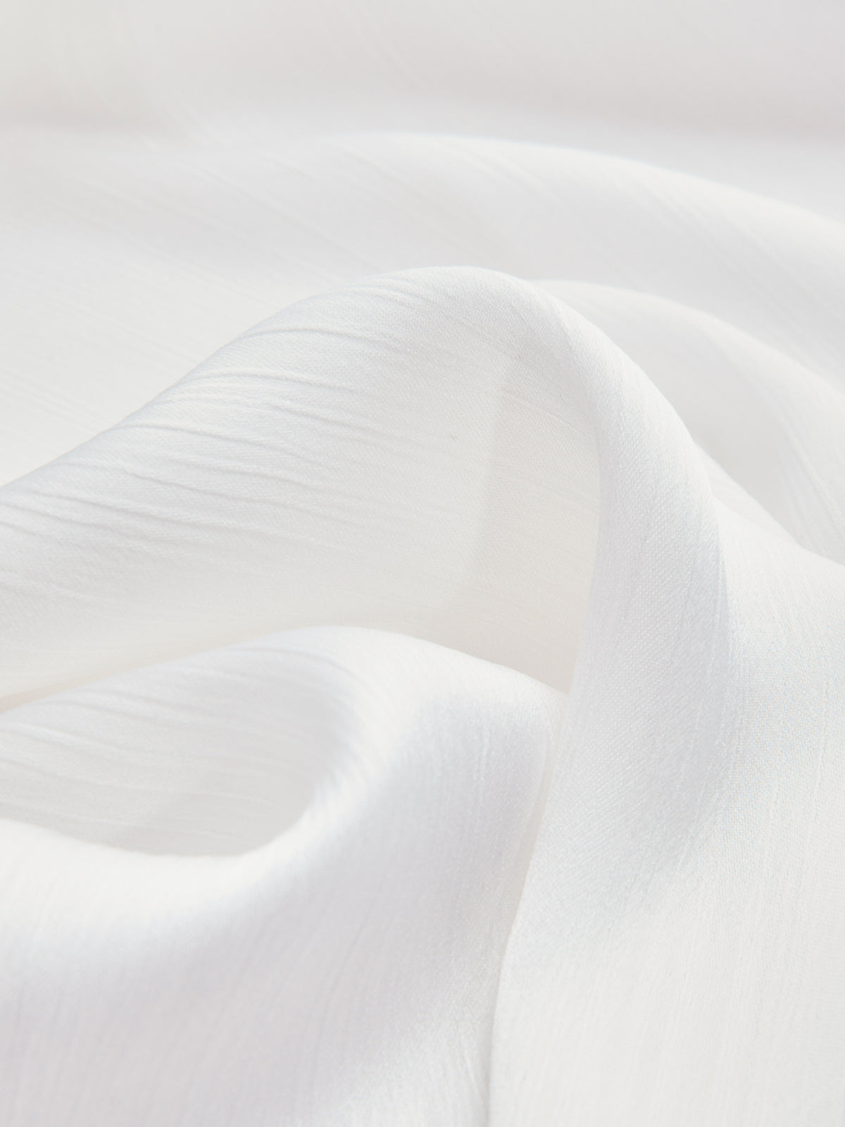 Bluse mit Schleifenkragen, Rüschen und ausgestellten Ärmeln