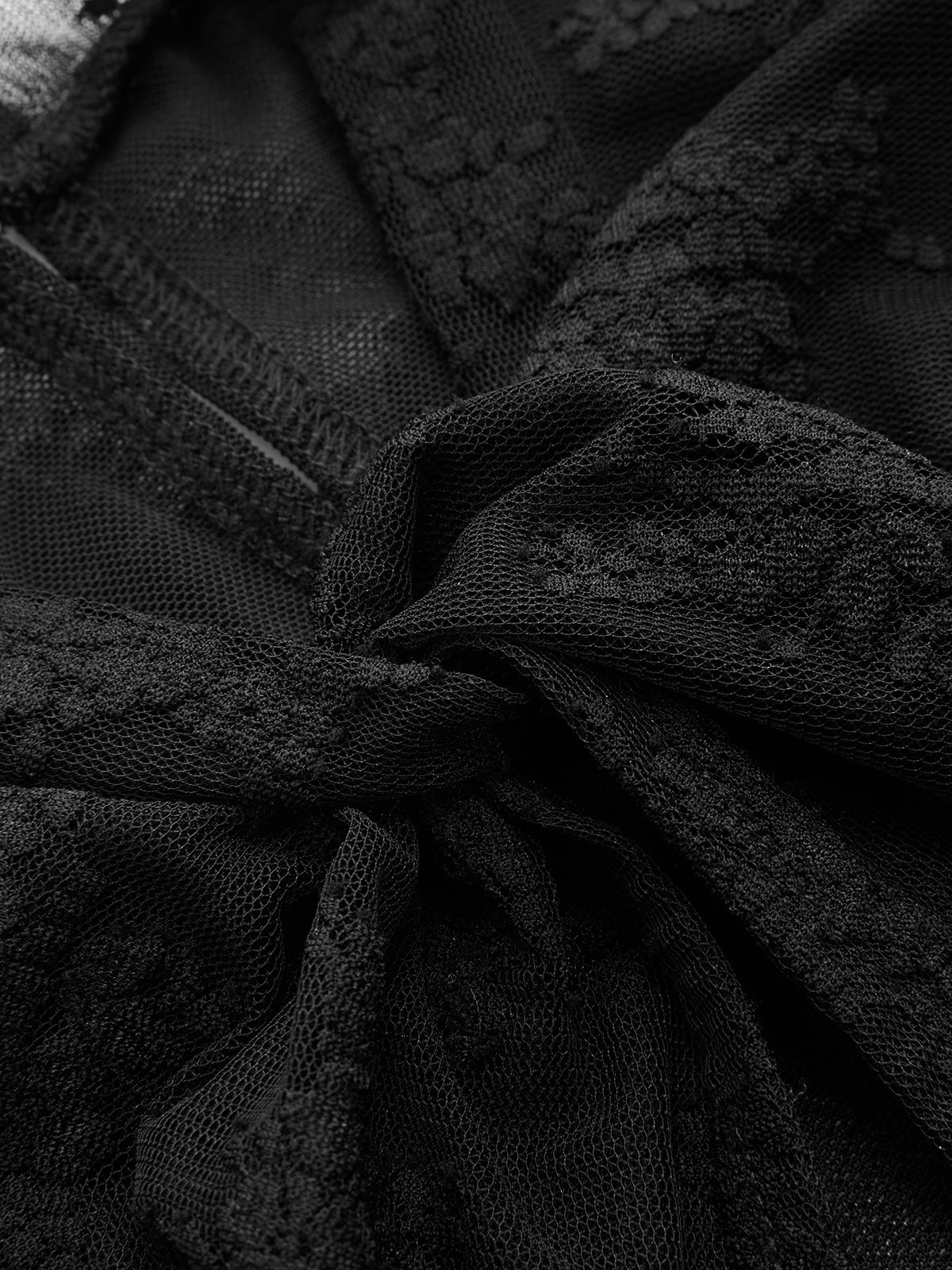 Zweiteiliges Minikleid mit Spitzen-Transparenzärmeln und Cami-Unterkleid