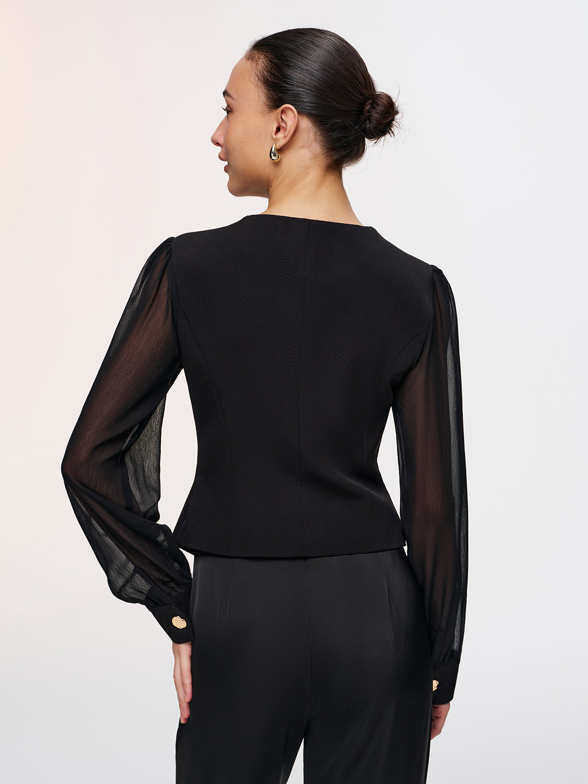 Transparente V-Ausschnitt Bluse mit Metallknöpfen an den Ärmeln