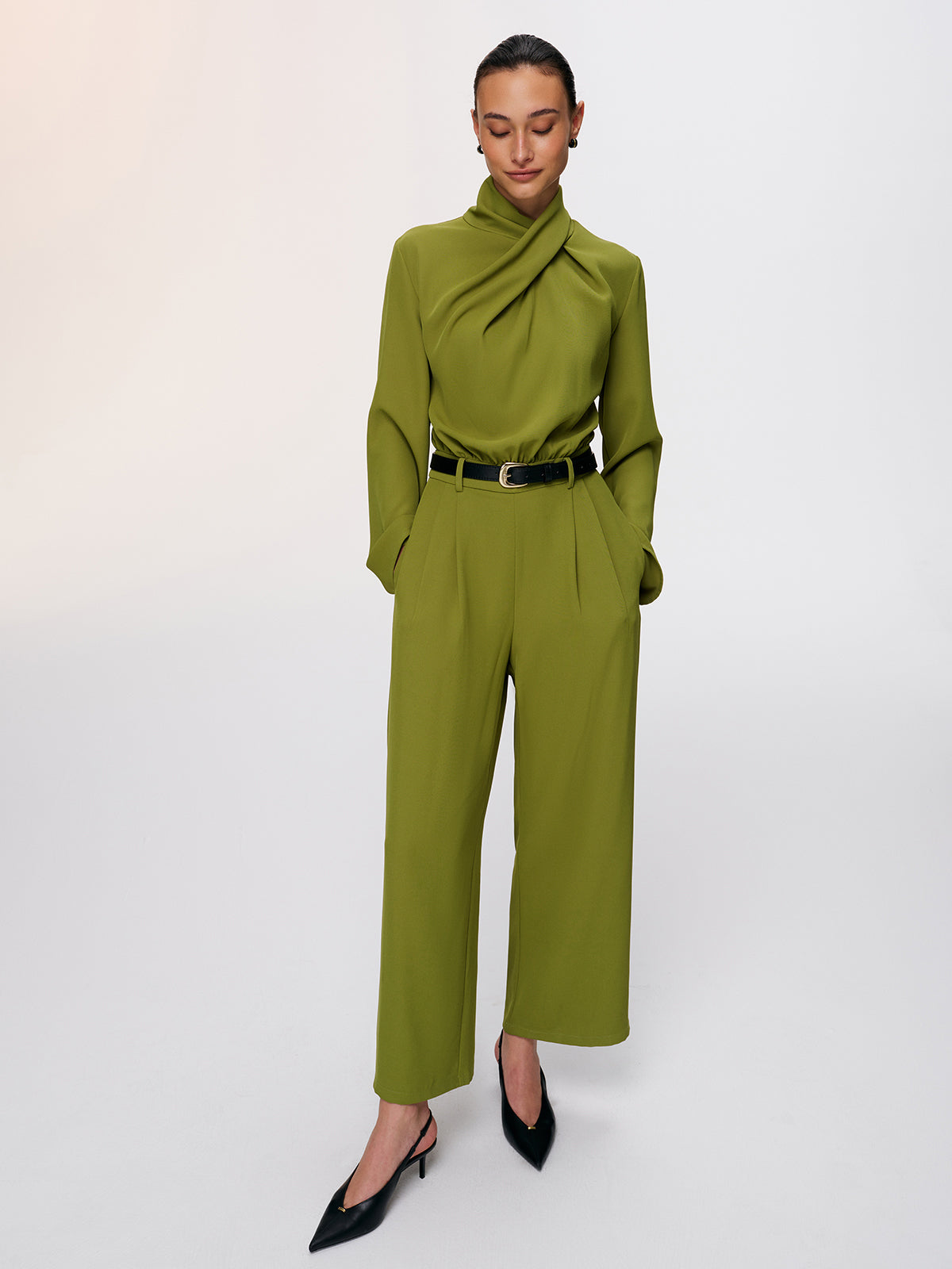 Jumpsuit mit Gürtel, gedrehtem Ausschnitt und weitem Bein